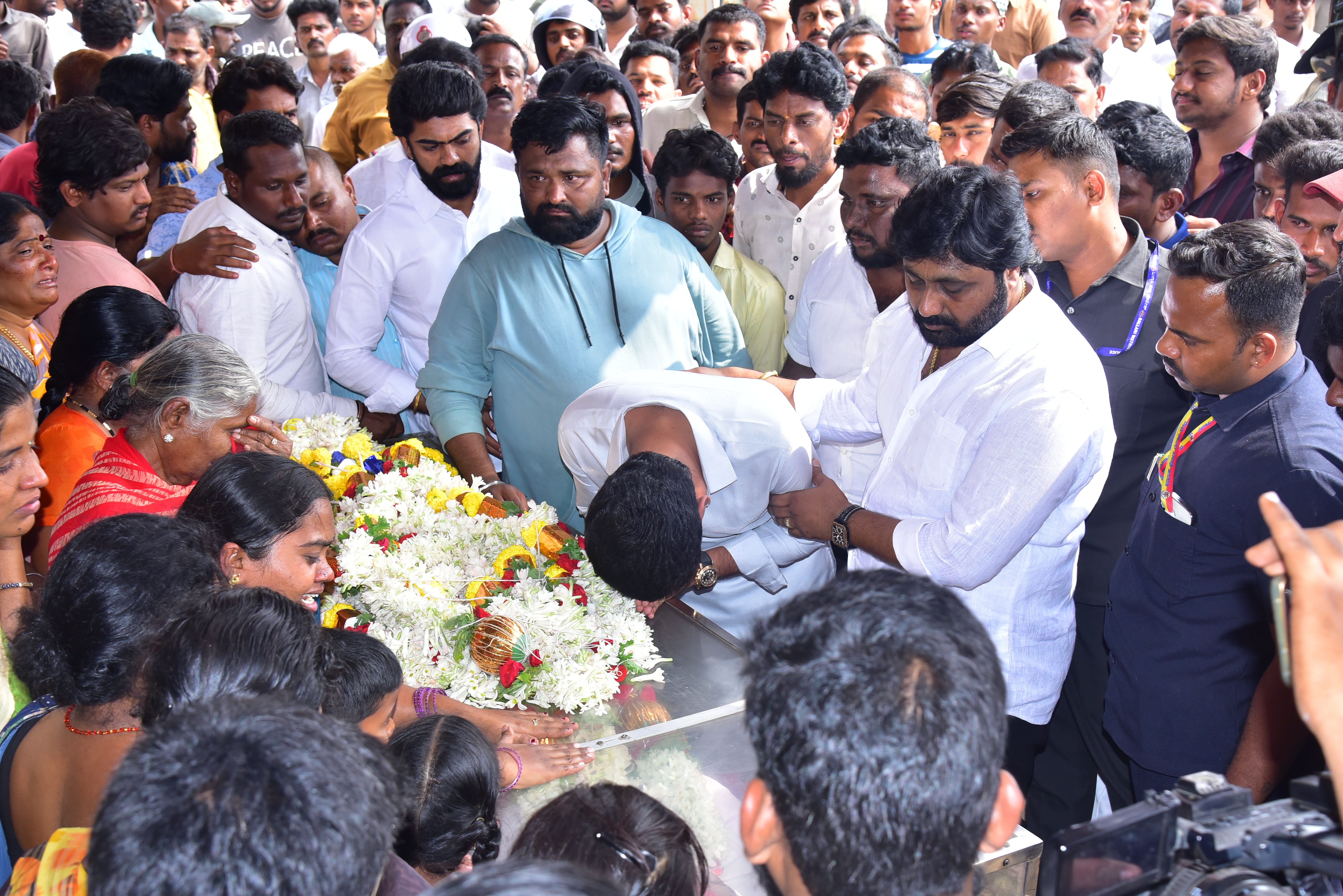 ಕಾಂಗ್ರೆಸ್‌ ಕಾರ್ಯಕರ್ತ ರಾಜಶೇಖರ ಅವರ ಮೃತದೇಹಕ್ಕೆ ಶುಕ್ರವಾರ ನಮಿಸಿದ ಬಳ್ಳಾರಿ ನಗರ ಶಾಸಕ ನಾರಾ ಭರತ್ ರೆಡ್ಡಿ.  