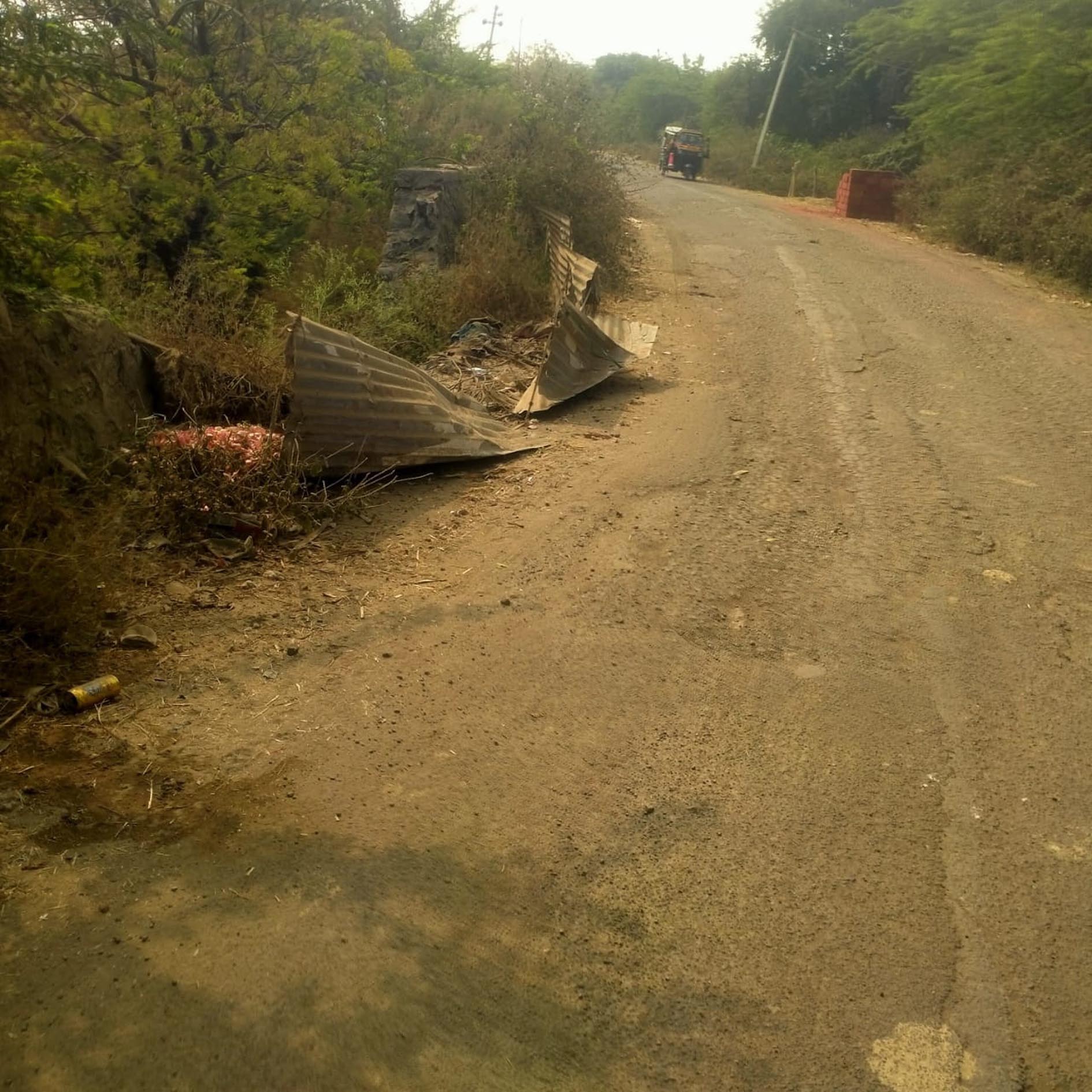 ಸಿಂದಗಿ-ಬ್ಯಾಕೋಡ ರಸ್ತೆಯ ತಿರುವಿನಲ್ಲಿ ತಡೆಗೋಡೆಯಿಲ್ಲದ ಅಪಾಯಕಾರಿ ತೆರೆದಬಾವಿ.