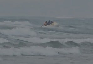 ಭಟ್ಕಳ: ಮುರುಡೇಶ್ವರದಲ್ಲಿ ಸಮುದ್ರಕ್ಕೆ ಬಿದ್ದಿದ್ದ ಪ್ರವಾಸಿಗನ ರಕ್ಷಣೆ