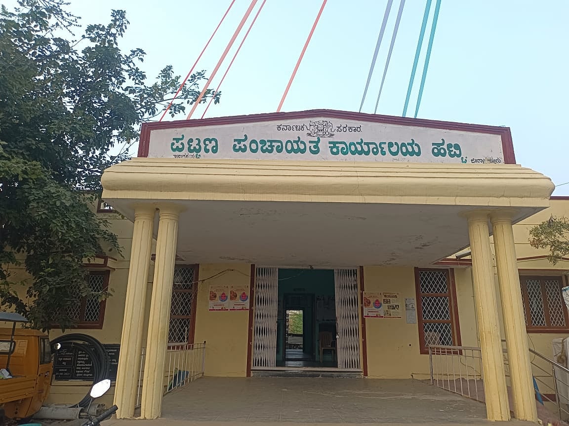 ಹೋಬಳಿ ಕೇಂದ್ರಕ್ಕಾಗಿ ಕೂಗು: ಹಟ್ಟಿ ಪಟ್ಟಣವನ್ನೇ ಅವಲಂಬಿಸಿದ 30 ಗ್ರಾಮಗಳ ಜನ