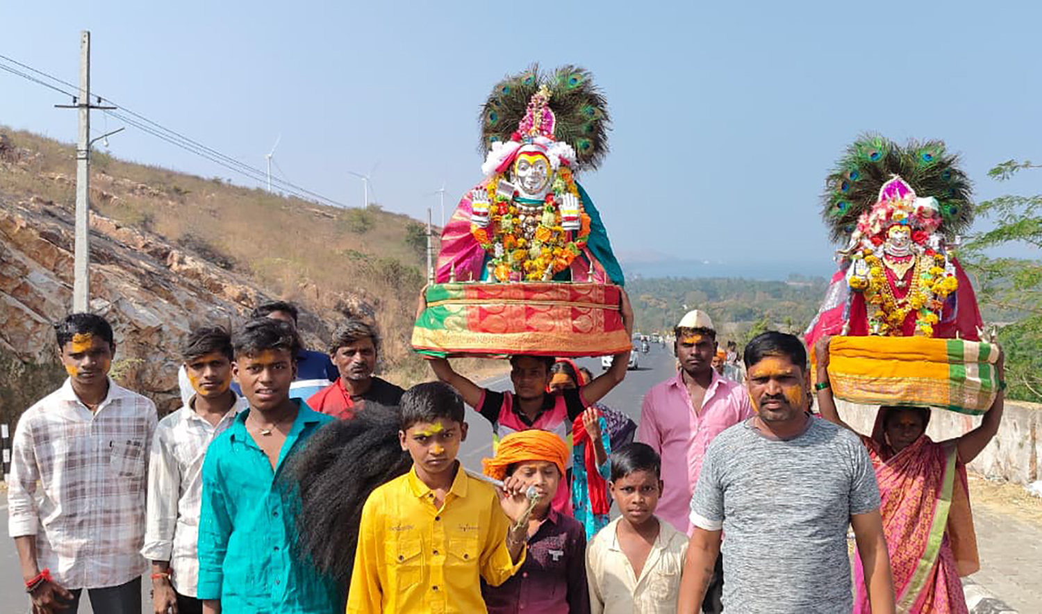 ಯಲ್ಲಮ್ಮ ದೇವಸ್ಥಾನದತ್ತ ಹೆಜ್ಜೆ ಹಾಕುತ್ತಿರುವ ಭಕ್ತರ ದಂಡು