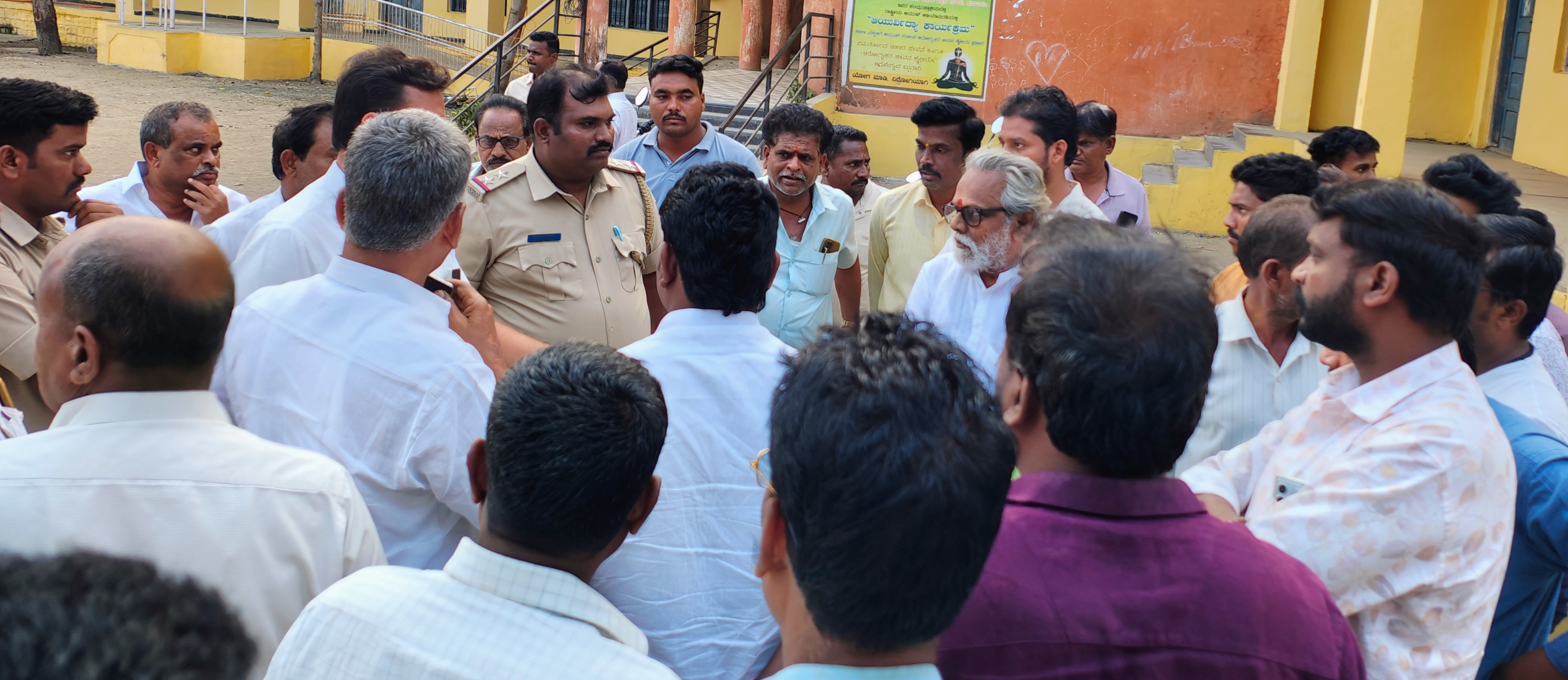 ಲೈಂಗಿಕ ಕಿರುಕುಳ ನೀಡಿರುವ ಉಪನ್ಯಾಸಕ ರಾಜಕುಮಾರ ಕುಂಬಾರನನ್ನು ಬಂಧಿಸುವವರೆಗೆ ಕಾಲೇಜು ಆರಂಭಿಸಬಾರದು ಎಂದು ಪೋಷಕರು ಹಾಗೂ ಸಾರ್ವಜನಿಕರು ಅಫಜಲಪುರ ಕಾಲೇಜಿನ ಎದುರು ಶನಿವಾರ ಪ್ರತಿಭಟನೆ ಮಾಡಿದರು