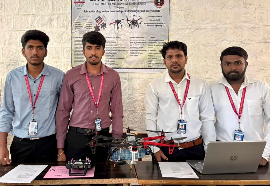 ಕೃಷಿ ಕ್ಷೇತ್ರದಲ್ಲಿ ವಿವಿಧ ವ್ಯವಸಾಯ ಕೆಲಸಗಳಿಗೆ ಅನುಕೂಲವಾಗುವ ದ್ರೋಣ್‌ ಮಾದರಿಯನ್ನು ವಿದ್ಯಾರ್ಥಿಗಳು ಪ್ರದರ್ಶಿಸಿದರು.