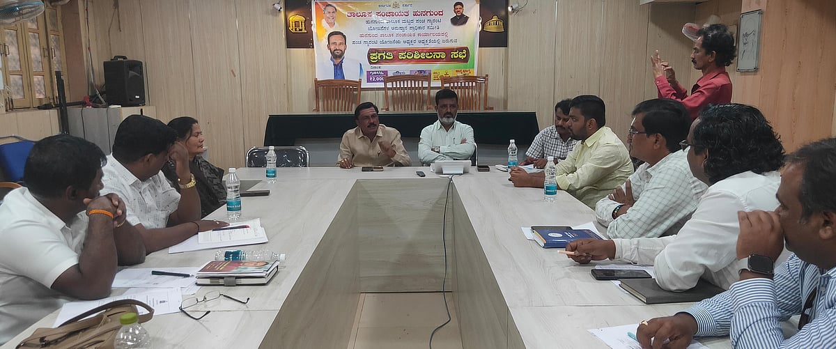 ಗ್ಯಾರಂಟಿ ಯೋಜನೆಗಳ ಪ್ರಗತಿ ಪರಿಶೀಲನಾ ಸಭೆ | ಹೆಸ್ಕಾಂ ಅಧಿಕಾರಿಗಳು ಗೈರು: ಆಕ್ರೋಶ