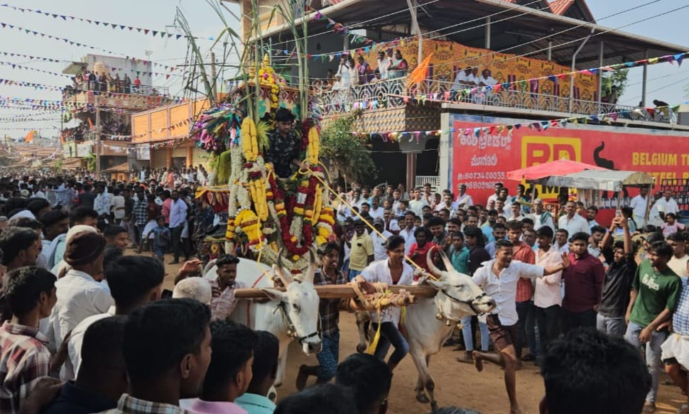 ತಿ.ನರಸೀಪುರ ತಾಲ್ಲೂಕಿನ ಮೂಗೂರು ಗ್ರಾಮದ ತ್ರಿಪುರ ಸುಂದರಿ ಅಮ್ಮನವರ ಜಾತ್ರಾ ಉತ್ಸವದ ಅಂಗವಾಗಿ ಶನಿವಾರ ಬಂಡಿ ಉತ್ಸವ ನಡೆಯಿತು
