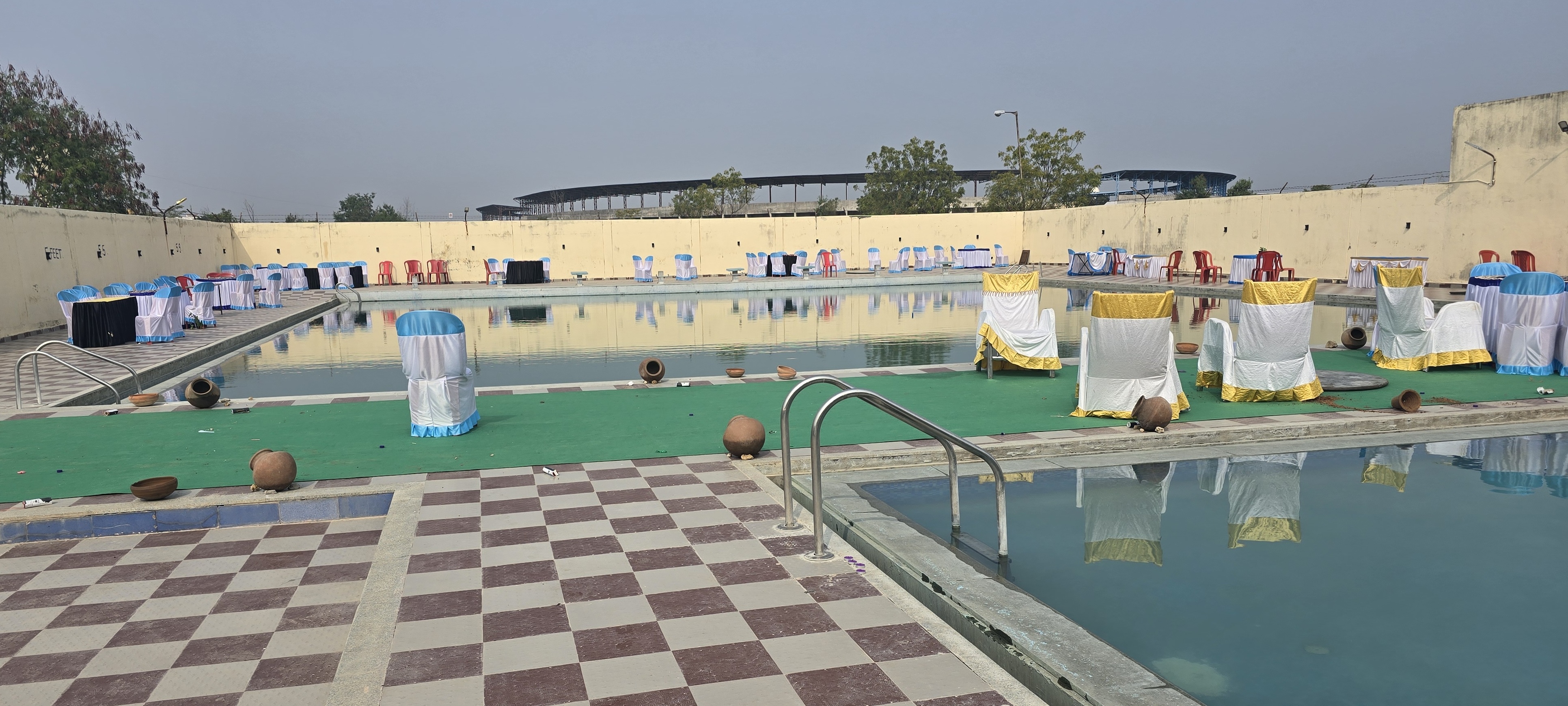 ಯಾದಗಿರಿ ನಗರದಲ್ಲಿ ಜಿಲ್ಲಾ ಈಜುಕೊಳದ ಆವರಣದಲ್ಲಿನ ಟೇಬಲ್ ಕುರ್ಚಿಗಳು