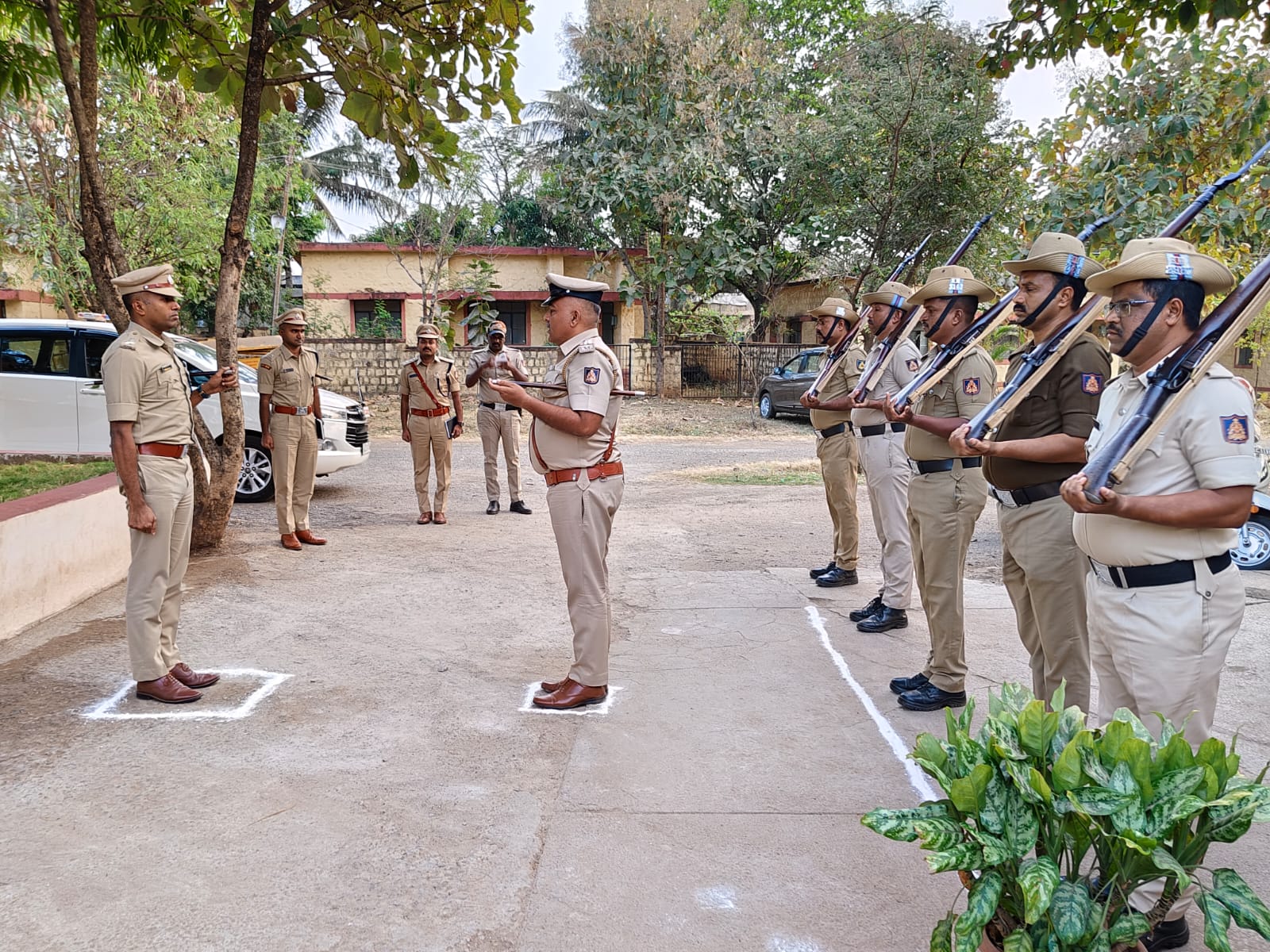 ಬೈಲಹೊಂಗಲ ಪೊಲೀಸ್ ಠಾಣೆಗೆ ಬೆಳಗಾವಿ ಎಸ್ಪಿ ಕೆ.ರಾಮರಾಜನ್ ಭೇಟಿ ನೀಡಿದರು.