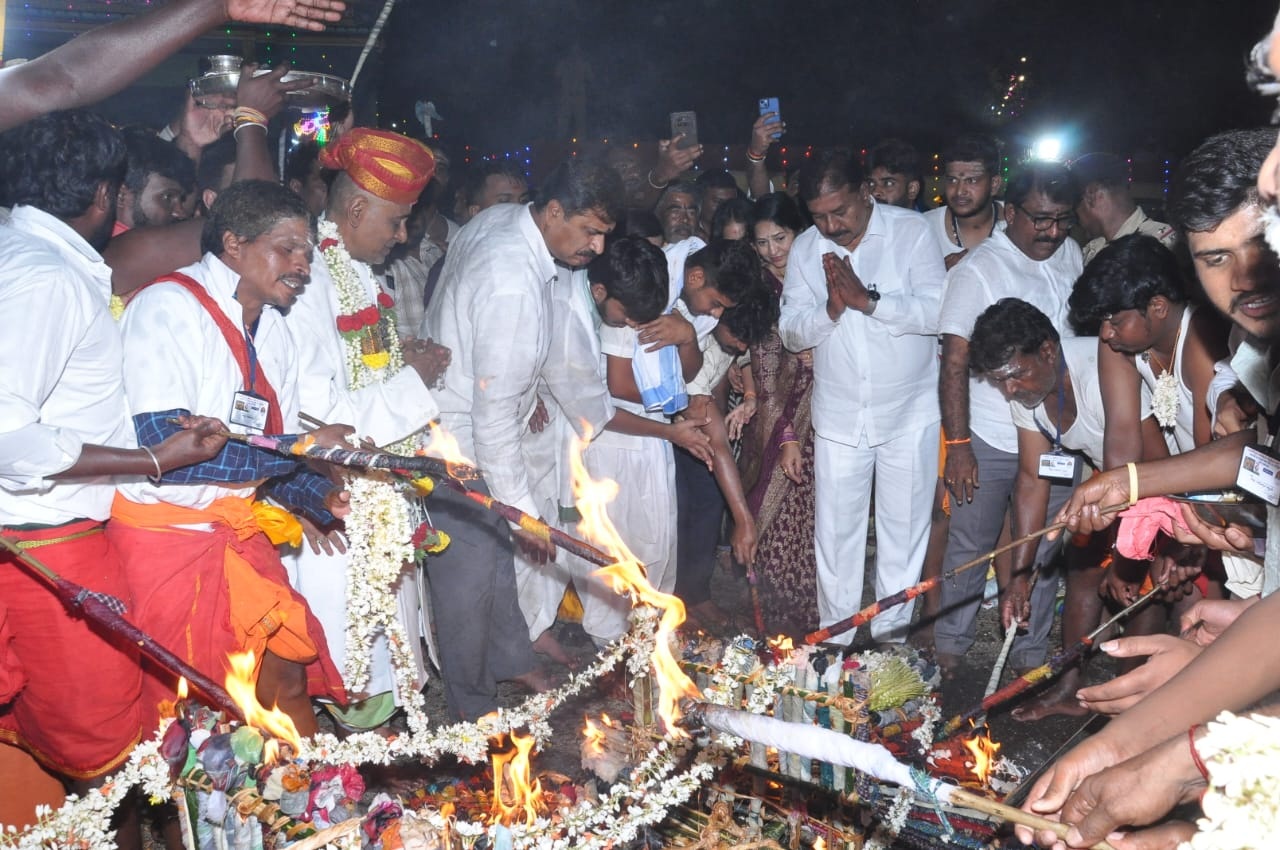 ಚಿಕ್ಕಲ್ಲೂರು ಜಾತ್ರೆಯಲ್ಲಿ ಚಂದ್ರಮಂಡಲೋತ್ಸವಕ್ಕೆ ಚಾಲನೆ ನೀಡಿದ ಸಂದರ್ಭ 