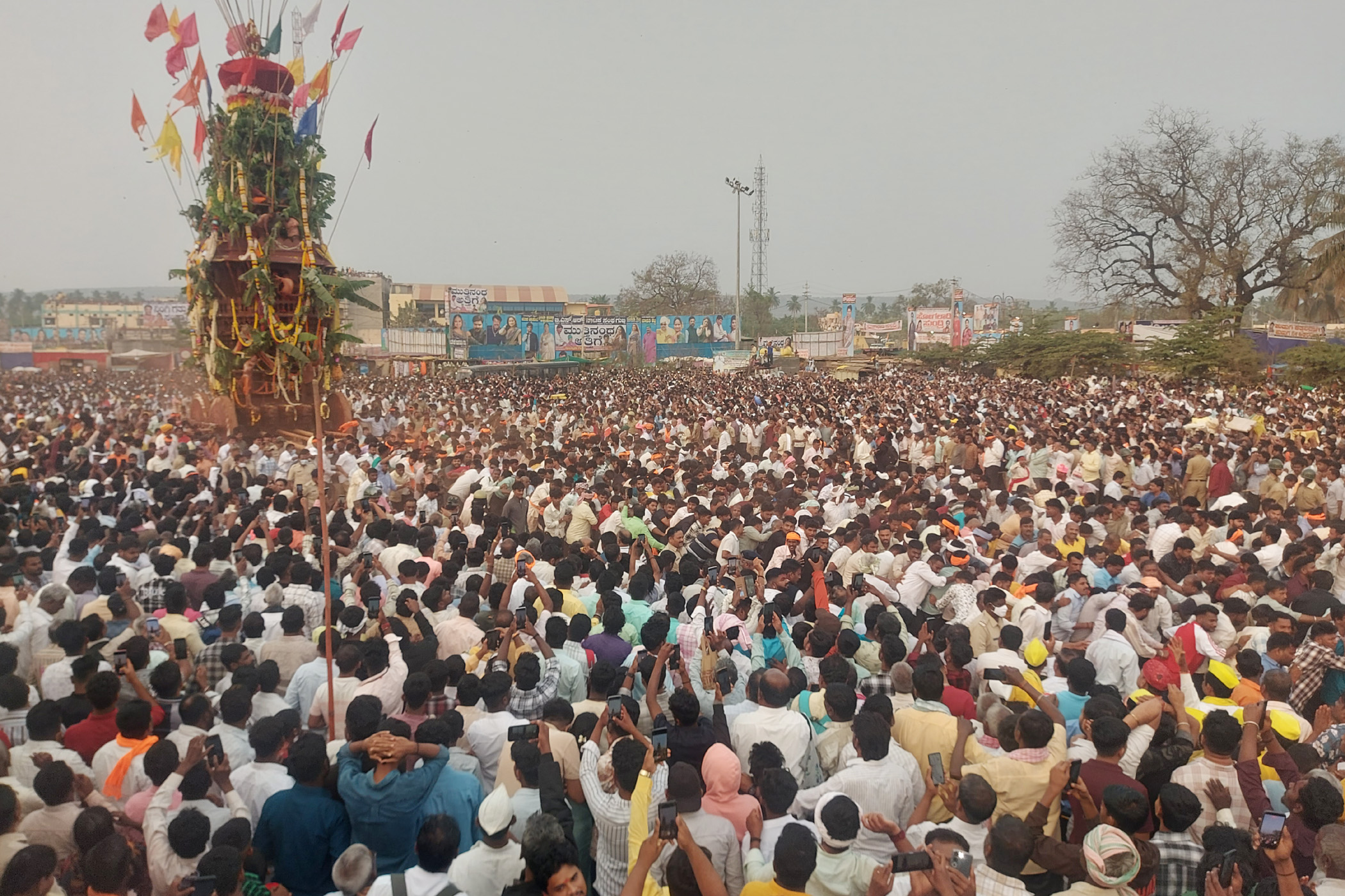 ಬಾದಾಮಿ ಸಮೀಪದ ಬನಶಂಕರಿ ರಥೋತ್ಸವವು ಲಕ್ಷಾಂತರ ಭಕ್ತರ ಸಾಕ್ಷಿಯಾಗಿ ಸಂಭ್ರಮದಿಂದ ನಡೆಯಿತು.