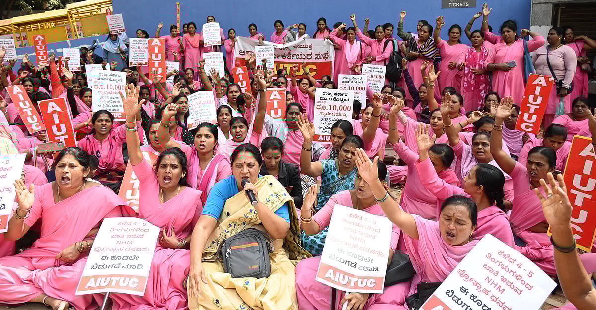 ಬೆಂಗಳೂರು: ಪ್ರೋತ್ಸಾಹ ಧನ ಬಿಡುಗಡೆಗೆ ಆಗ್ರಹಿಸಿ ಆ‌ಶಾ ಕಾರ್ಯಕರ್ತೆಯರ ಪ್ರತಿಭಟನೆ 