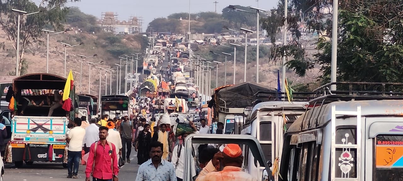 ಸಂಚಾರ ಸಮಸ್ಯೆ ಹಿನ್ನೆಲೆಯಲ್ಲಿ ಯಲ್ಲಮ್ಮನಗುಡ್ಡದಲ್ಲಿ ವಾಹನಗಳು ಸಾಲುಗಟ್ಟಿ ನಿಂತಿರುವುದು