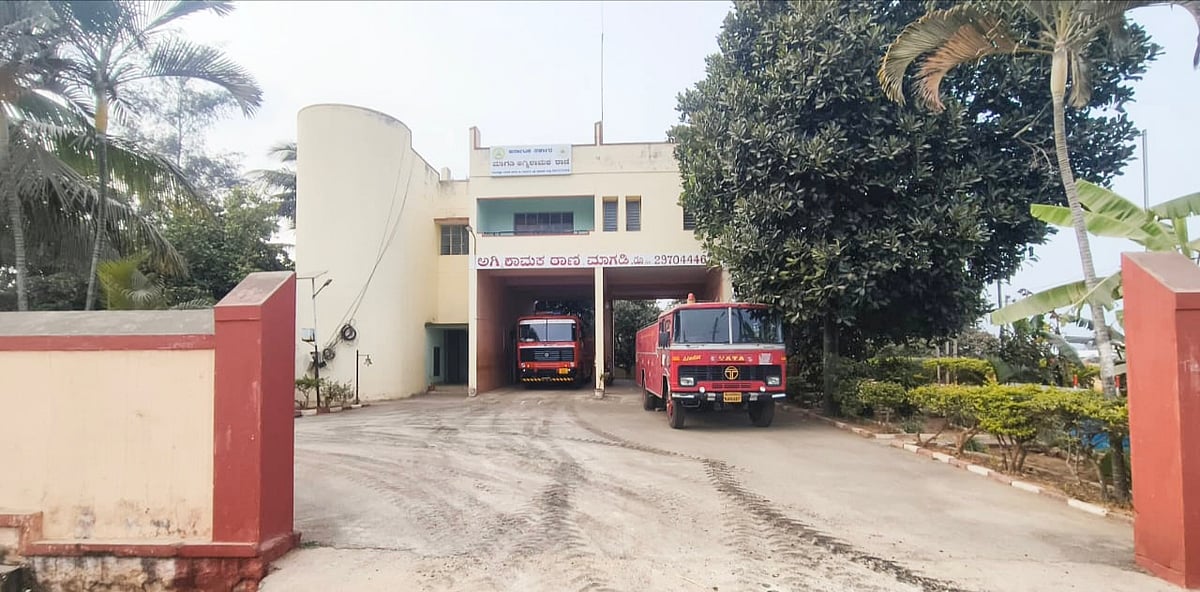 ಬೋರ್‌ವೆಲ್‌ನಲ್ಲಿ ಅಂತರ್ಜಲ ಕೊರತೆ: ಅಗ್ನಿಶಾಮಕ ವಾಹನಕ್ಕೆ ಕೆರೆ ನೀರೇ ಗತಿ!