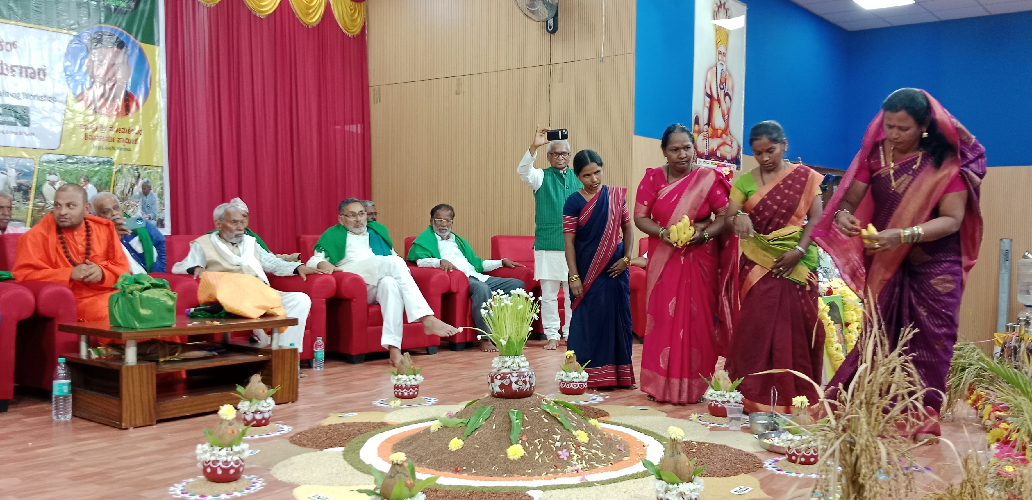 ಹಳೇಬೀಡಿನ ಪುಷ್ಪಗಿರಿಯಲ್ಲಿ ಶನಿವಾರ ನಡೆದ ನೈಸರ್ಗಿಕ ಕೃಷಿ ಕಾರ್ಯಾಗಾರದಲ್ಲಿ ಕೊಟ್ಟೂರಿನ ಪಾರಂಪರಿಕ ರೈತ ಮಹಿಳೆಯರು ರಾಶಿ ಪೂಜೆ ನೆರವೇರಿಸಿದರು 