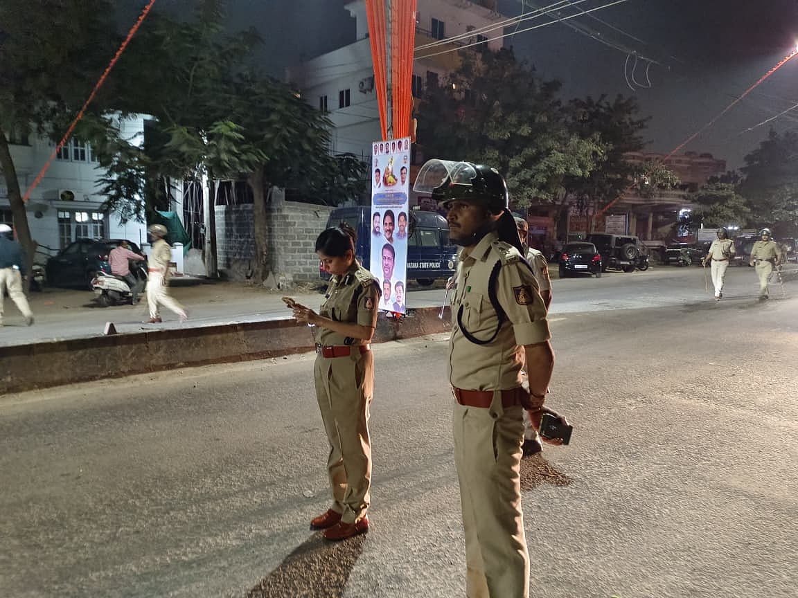 ಬಳ್ಳಾರಿ ಘರ್ಷಣೆ: ಸ್ಥಳದಲ್ಲಿದ್ದ ಎಸ್‌ಪಿ; ವಿಡಿಯೊ ಹರಿದಾಟ