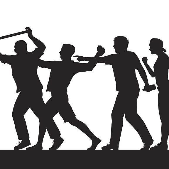 ದಾರಿ ಬಿಟ್ಟು ನಿಲ್ಲಿ ಎಂದಿದ್ದೆ ನೆಪ: ಯುವಕನ ಮೇಲೆ ನಾಲ್ವರಿಂದ ಹಲ್ಲೆ