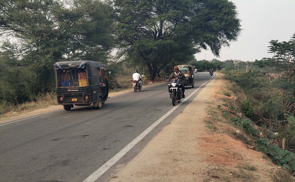 ಬಾಗೇಪಲ್ಲಿ | ರೆಡ್ಡಿಕೆರೆ ಕಟ್ಟೆ ಮೇಲೆ ಪ್ರಯಾಣ: ಅಪಘಾತಕ್ಕೆ ಆಹ್ವಾನ