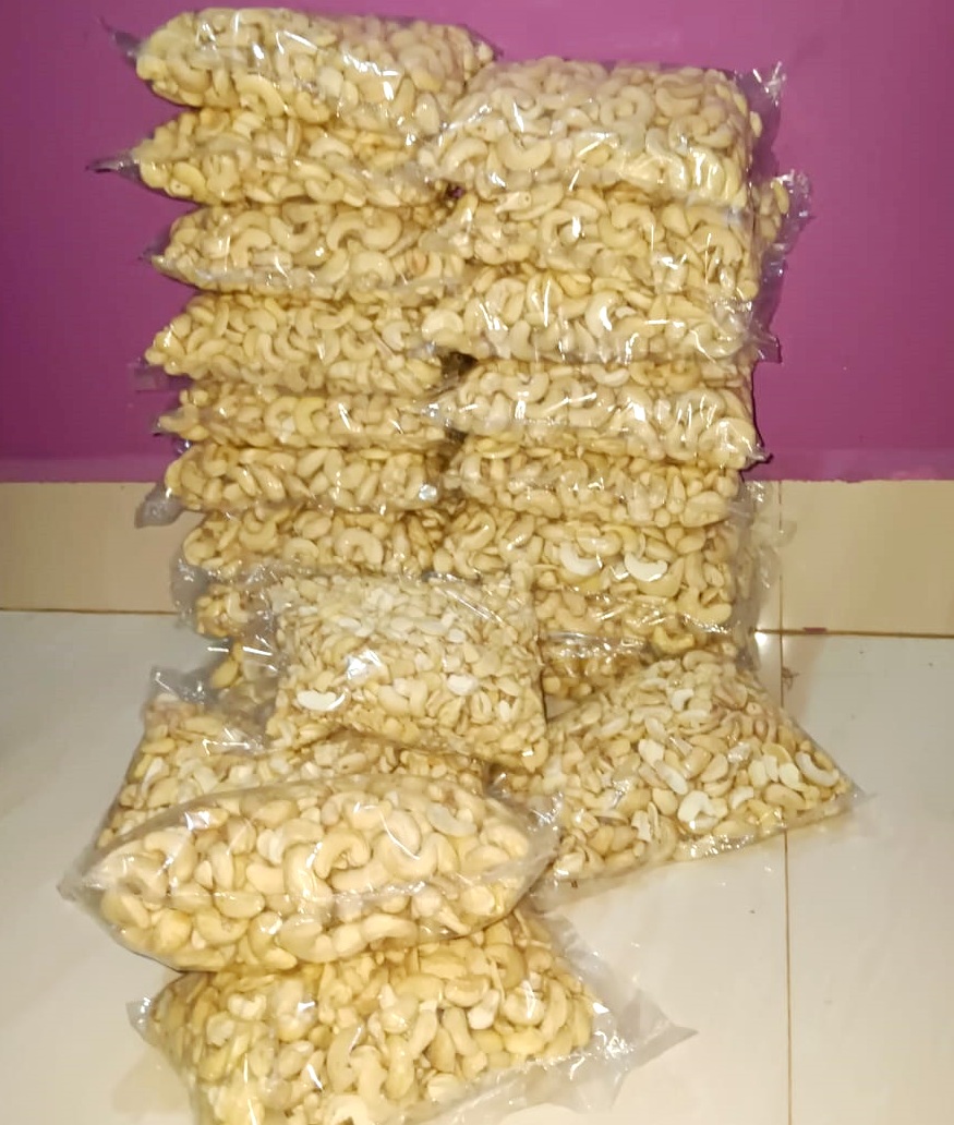 ಸ್ವಸಹಾಯ ಗುಂಪಿನ ಸದಸ್ಯೆಯರು ಸಂಸ್ಕರಣೆ ನಂತರ ಮಾರಾಟಕ್ಕಾಗಿ ಪ್ಯಾಕ್ ಮಾಡಿದ ಗೋಡಂಬಿ