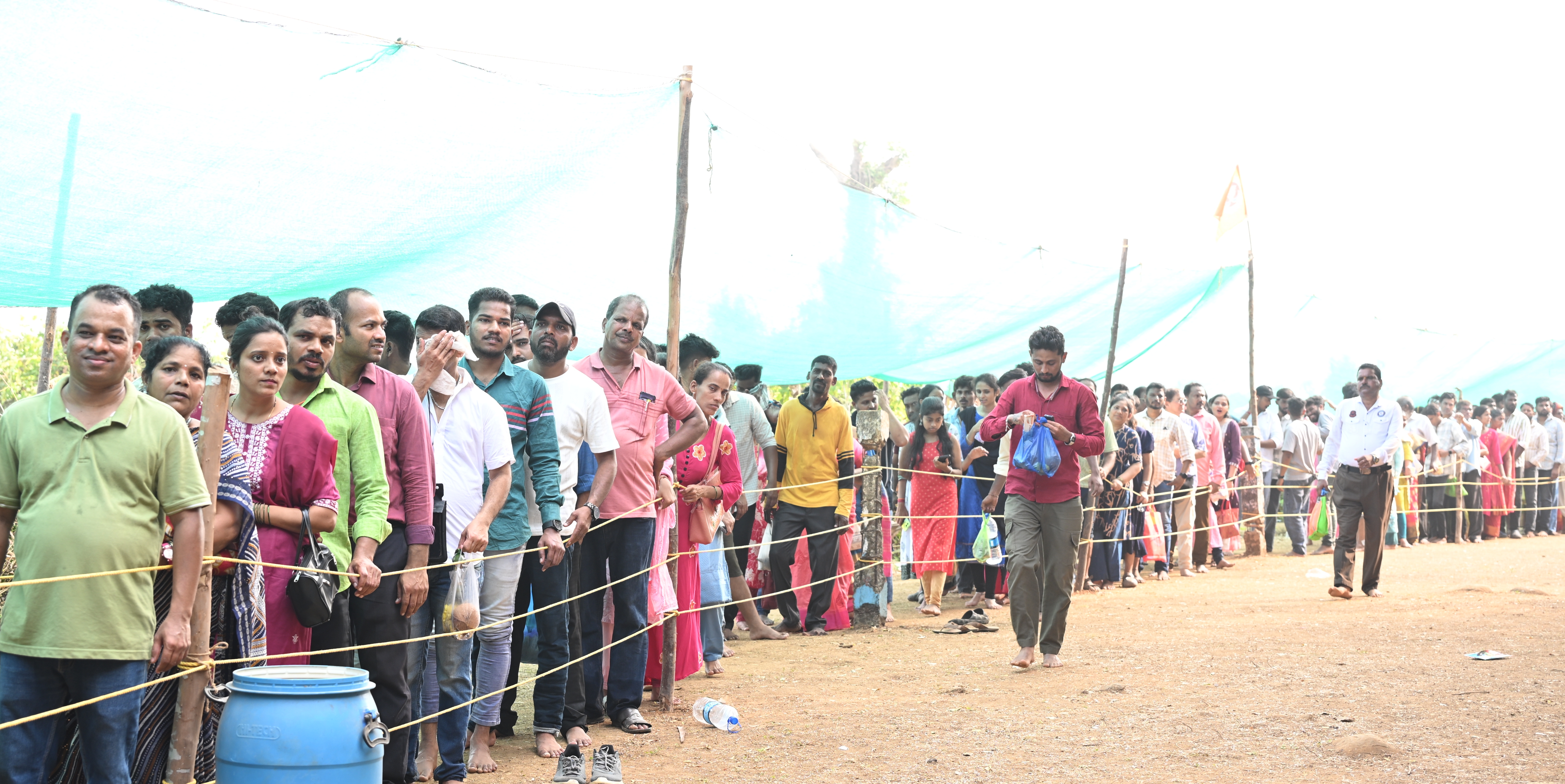 ಕೂರ್ಮಗಡ ದ್ವೀಪದಲ್ಲಿ ನರಸಿಂಹ ದೇವರ ದರ್ಶನಕ್ಕೆ ಭಕ್ತರು ಸರತಿಯಲ್ಲಿ ನಿಂತಿರುವುದು
