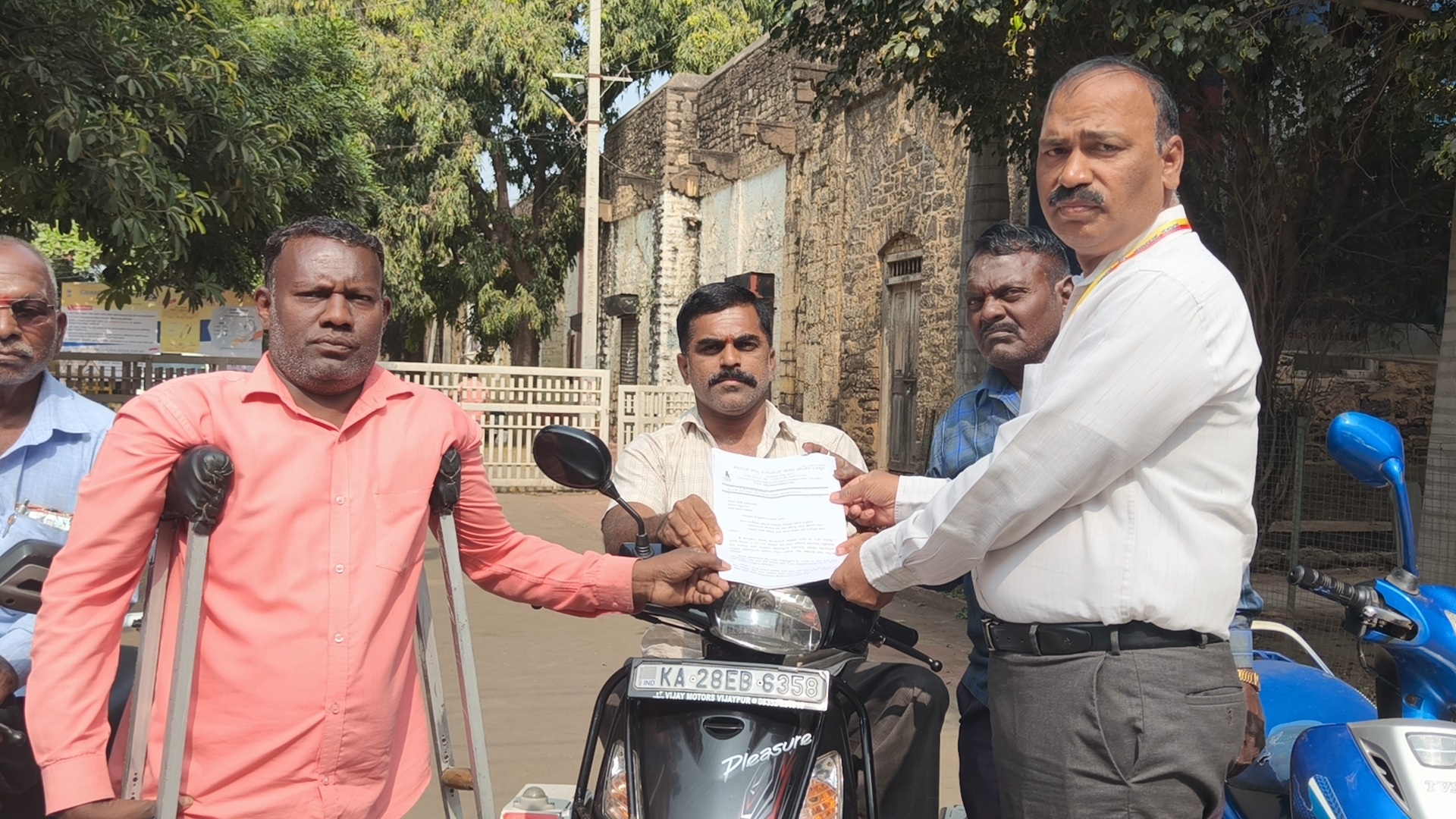 ವಿಜಯಪುರ ಜಿಲ್ಲಾಧಿಕಾರಿ ಕಚೇರಿ ಎದುರು ಕರ್ನಾಟಕ ರಾಜ್ಯ ಅಂಗವಿಕಲರ ಪಾಲಕರ ಒಕ್ಕೂಟದ ಪದಾಧಿಕಾರಿಗಳು ಶನಿವಾರ ಪ್ರತಿಭಟನೆ ನಡೆಸಿ ಹೆಚ್ಚುವರಿ ಜಿಲ್ಲಾಧಿಕಾರಿ ಔದ್ರಾಮ್‌ಗೆ ಮನವಿ ಸಲ್ಲಿಸಿದರು