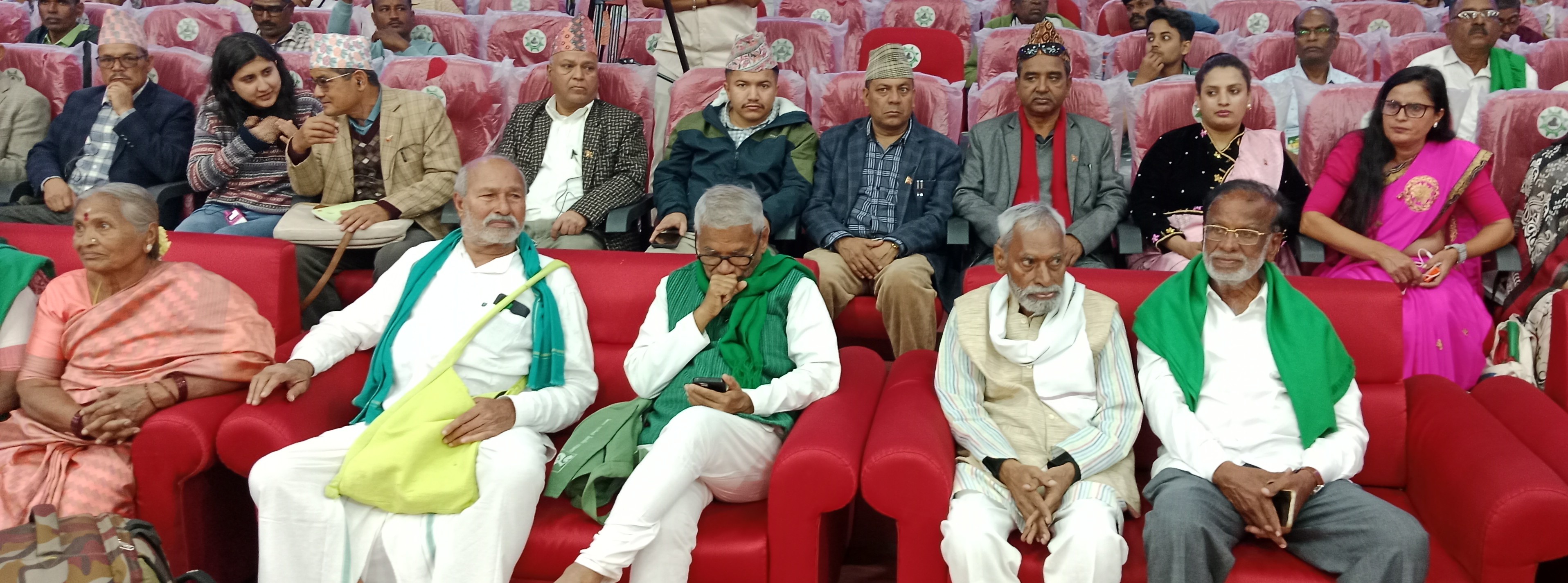 ಹಳೇಬೀಡಿನ ಪುಷ್ಪಗಿರಿಯಲ್ಲಿ ಶನಿವಾರ ನಡೆದ ನೈಸರ್ಗಿಕ ಕೃಷಿ ಕಾರ್ಯಾಗಾರದಲ್ಲಿ ಸ್ಥಳೀಯ ರೈತರೊಂದಿಗೆ ಭಾಗವಹಿಸಿದ್ದ ನೇಪಾಳದ ರೈತರು 