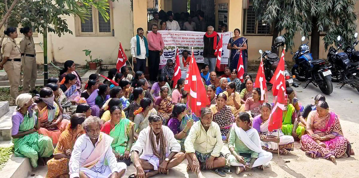 ಚನ್ನಪಟ್ಟಣ | ನರೇಗಾ ಯೋಜನೆ ಸಮರ್ಪಕ ಜಾರಿಗೆ ಒತ್ತಾಯ: ಪ್ರತಿಭಟನೆ 