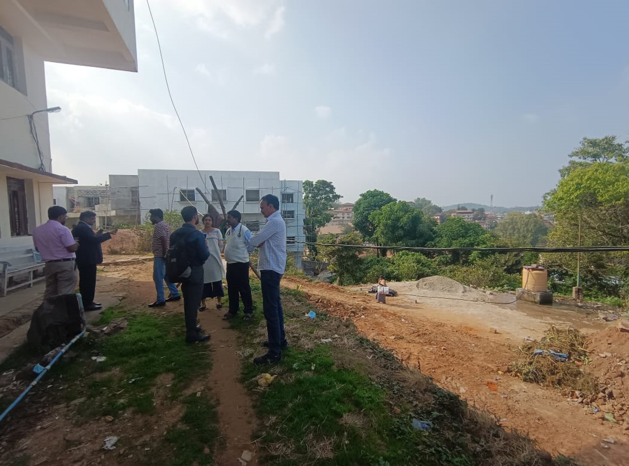 ಮಡಿಕೇರಿಯಲ್ಲಿ ನಡೆಯುತ್ತಿರುವ ಕ್ರಿಟಿಕ‌ಲ್ ಕೇರ್ ಯೂನಿಟ್ ಕಟ್ಟಡದ ಕಾಮಗಾರಿಯನ್ನು ಕೊಡಗು ವೈದ್ಯಕೀಯ ವಿಜ್ಞಾನಗಳ ಕಾಲೇಜು ಮತ್ತು ಸಂಶೋಧನಾ ಸಂಸ್ಥೆಯ ಡೀನ್ ಮತ್ತು ನಿರ್ದೇಶಕ ಡಾ.ಎ.ಜೆ.ಲೋಕೇಶ್ ಶನಿವಾರ ಪರಿಶೀಲನೆ ನಡೆಸಿದರು