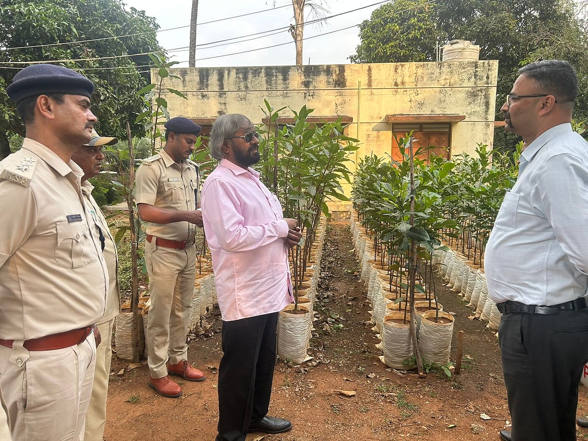 ರಸ್ತೆಗಳಿಗೆ ಹಸಿರು ಹೊದಿಕೆ ಹೊಚ್ಚಿ: ಅರಣ್ಯ ಇಲಾಖೆಗೆ  ಖಂಡ್ರೆ ನಿರ್ದೇಶನ