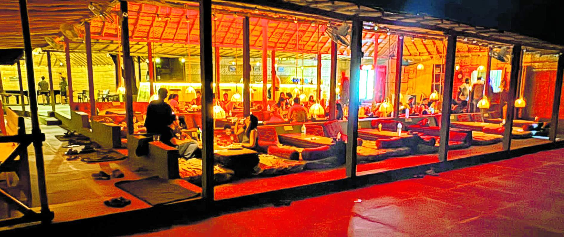 ಸಾಣಾಪುರದಲ್ಲಿ ಉಳಿದುಕೊಳ್ಳುವ ಪ್ರವಾಸಿಗರ ನೋಟ