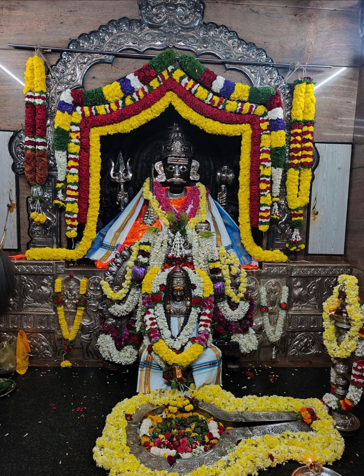 ಹೂವಿನಹಡಗಲಿ ತಾಲ್ಲೂಕು ಮೈಲಾರ ಸುಕ್ಷೇತ್ರದಲ್ಲಿ ಬನದ ಹುಣ್ಣಿಮೆ ಪ್ರಯುಕ್ತ ಮೈಲಾರಲಿಂಗ ಸ್ವಾಮಿಗೆ ವಿಶೇಷ ಅಲಂಕಾರ ಮಾಡಿರುವುದು