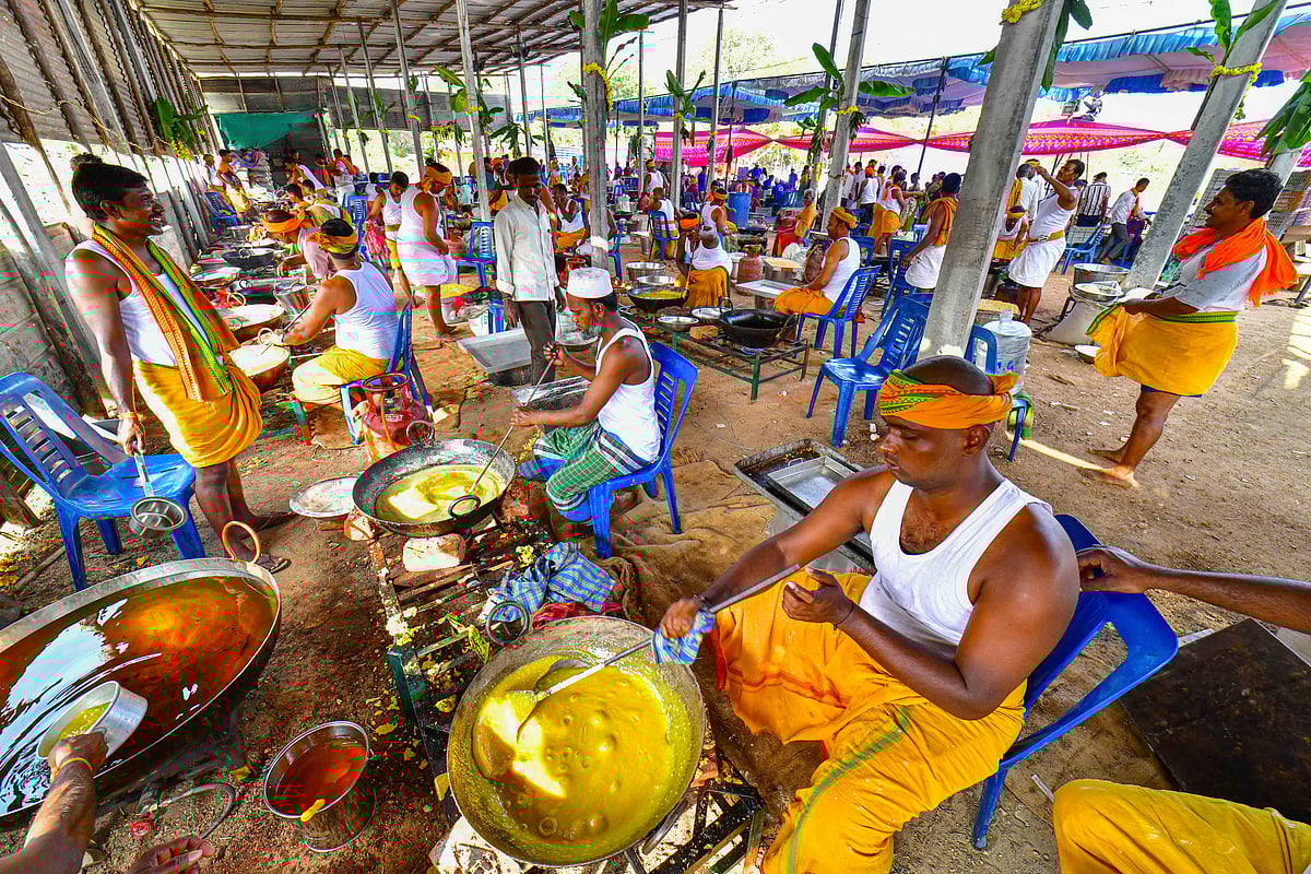 ಗವಿಮಠದ ಜಾತ್ರೆಗೆ ಸಿಹಿ ಖಾದ್ಯ ತಯಾರಿಕೆ: ಒಂದೇ ದಿನ 4 ಲಕ್ಷ ಮೈಸೂರು ಪಾಕ್ ತಯಾರಿ