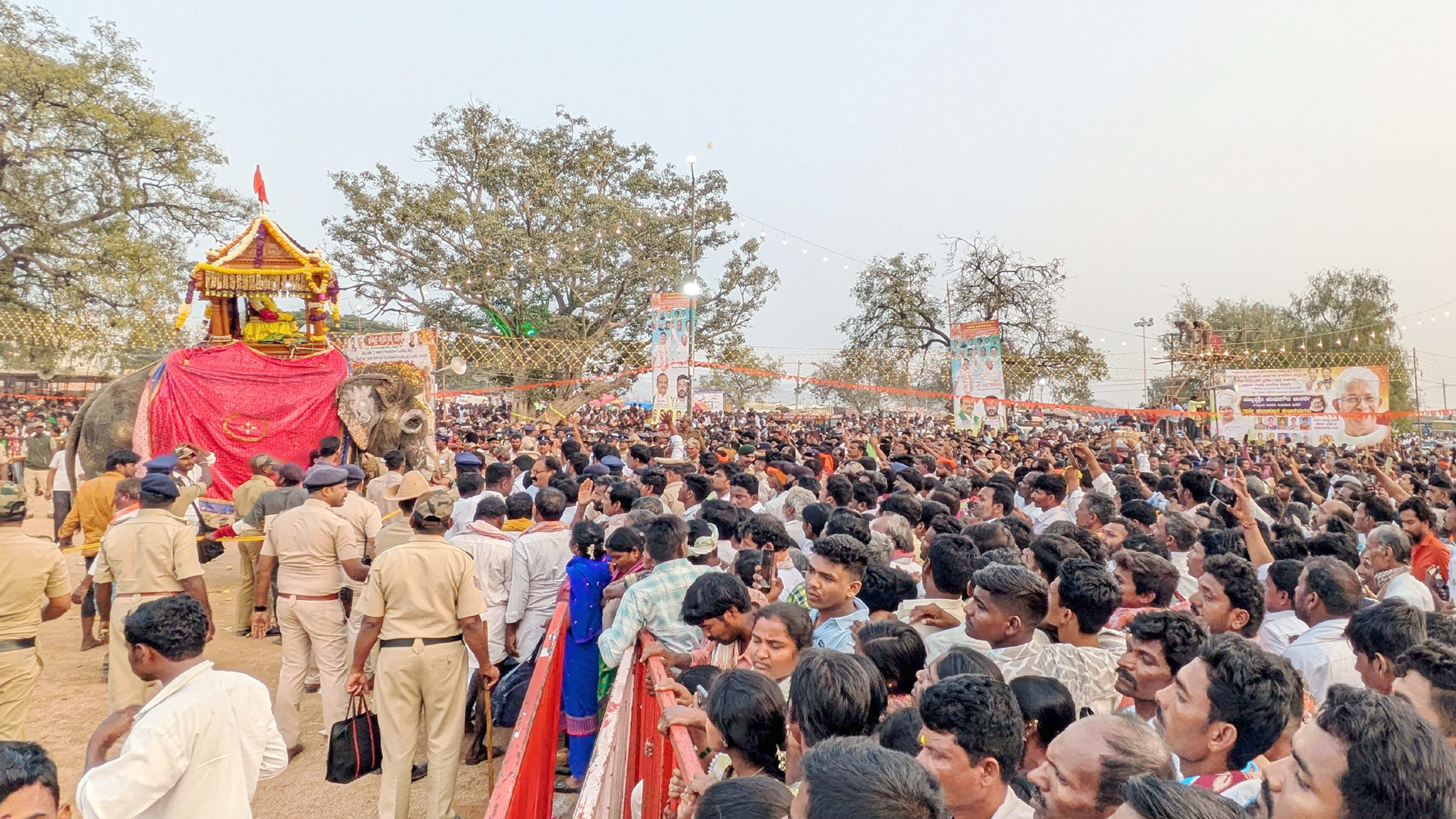 ಅಂಬಾದೇವಿಯ ಮೂರ್ತಿಯನ್ನು ಹೊತ್ತುಕೊಂಡು ಜಂಬೂ ಸವಾರಿ ಅದ್ದೂರಿಯಾಗಿ ನಡೆಯಿತು