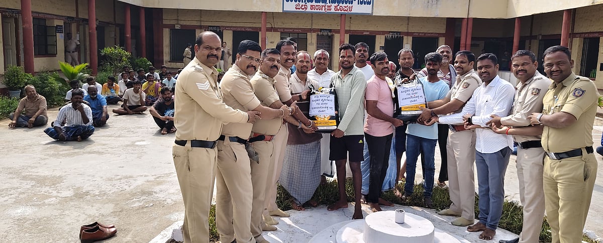 ಕೊಪ್ಪಳ: ಉಪಾಹಾರ ತ್ಯಜಿಸಿ ಮಠಕ್ಕೆ ಧಾನ್ಯ ಸಮರ್ಪಣೆ ಮಾಡಿದ ಕೈದಿಗಳು