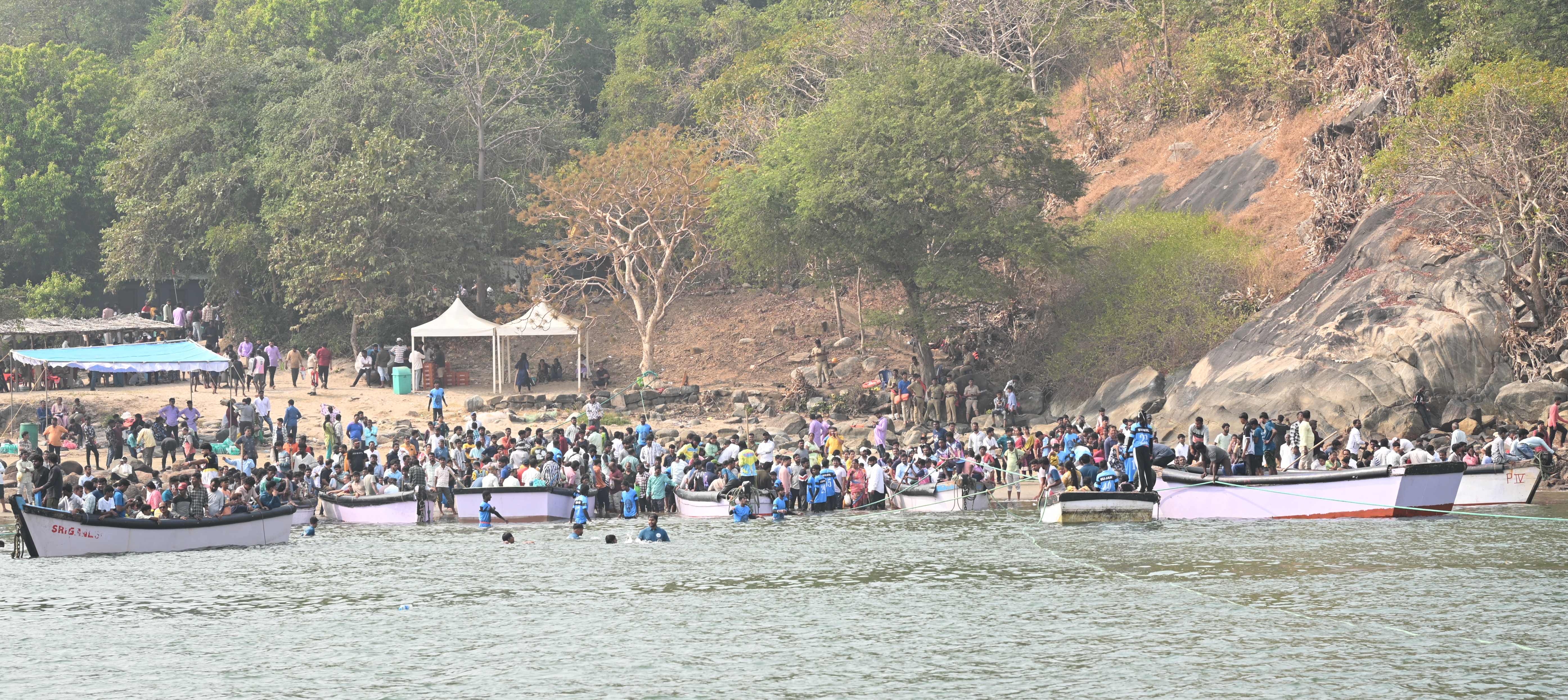 ನರಸಿಂಹ ದೇವರ ಜಾತ್ರೆ ಅಂಗವಾಗಿ ಕೂರ್ಮಗಡ ದ್ವೀಪಕ್ಕೆ ದೋಣಿಗಳಲ್ಲಿ ಸಾಗಿರುವ ಭಕ್ತರು