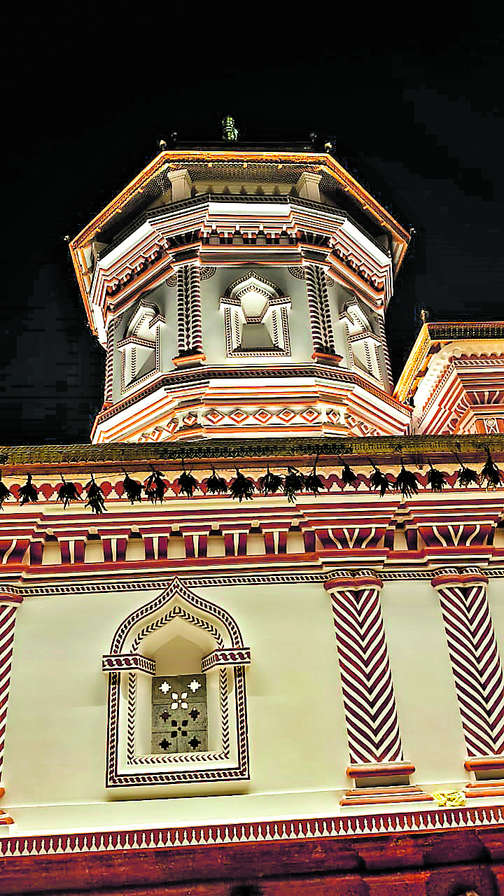 ಗೋಪುರಕ್ಕೆ ಕಾವಿ ಕಲೆಯ ಕಳೆ 