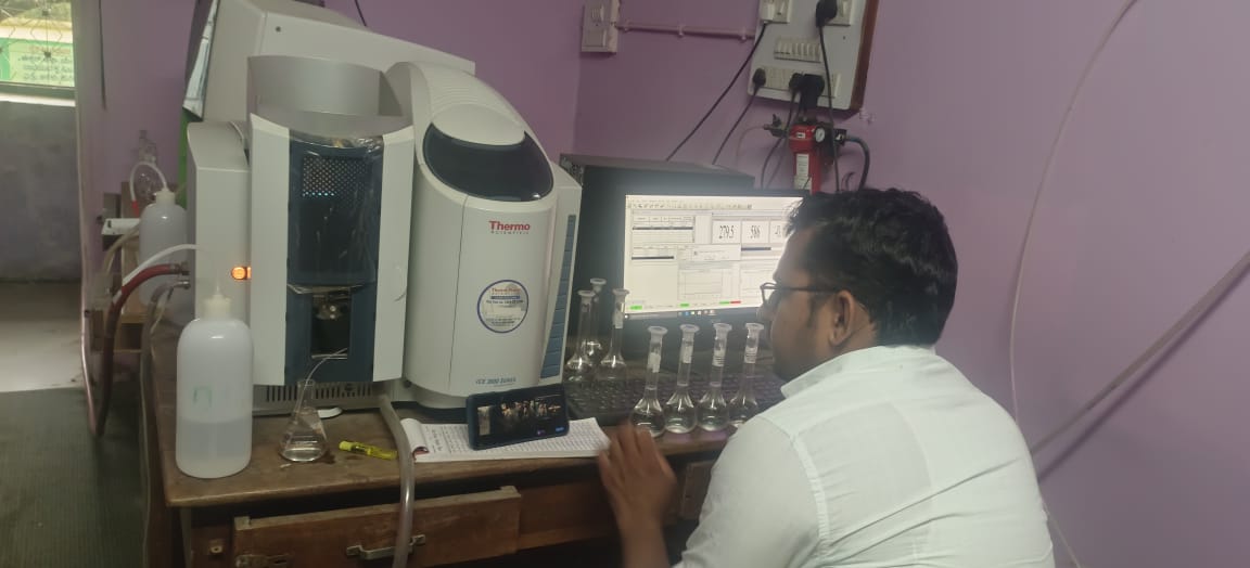 ಮಣ್ಣಿನ ಆರೋಗ್ಯ ಪರೀಕ್ಷೆಯಲ್ಲಿ ನಿರತರಾಗಿರುವ ಸಿಬ್ಬಂದಿ