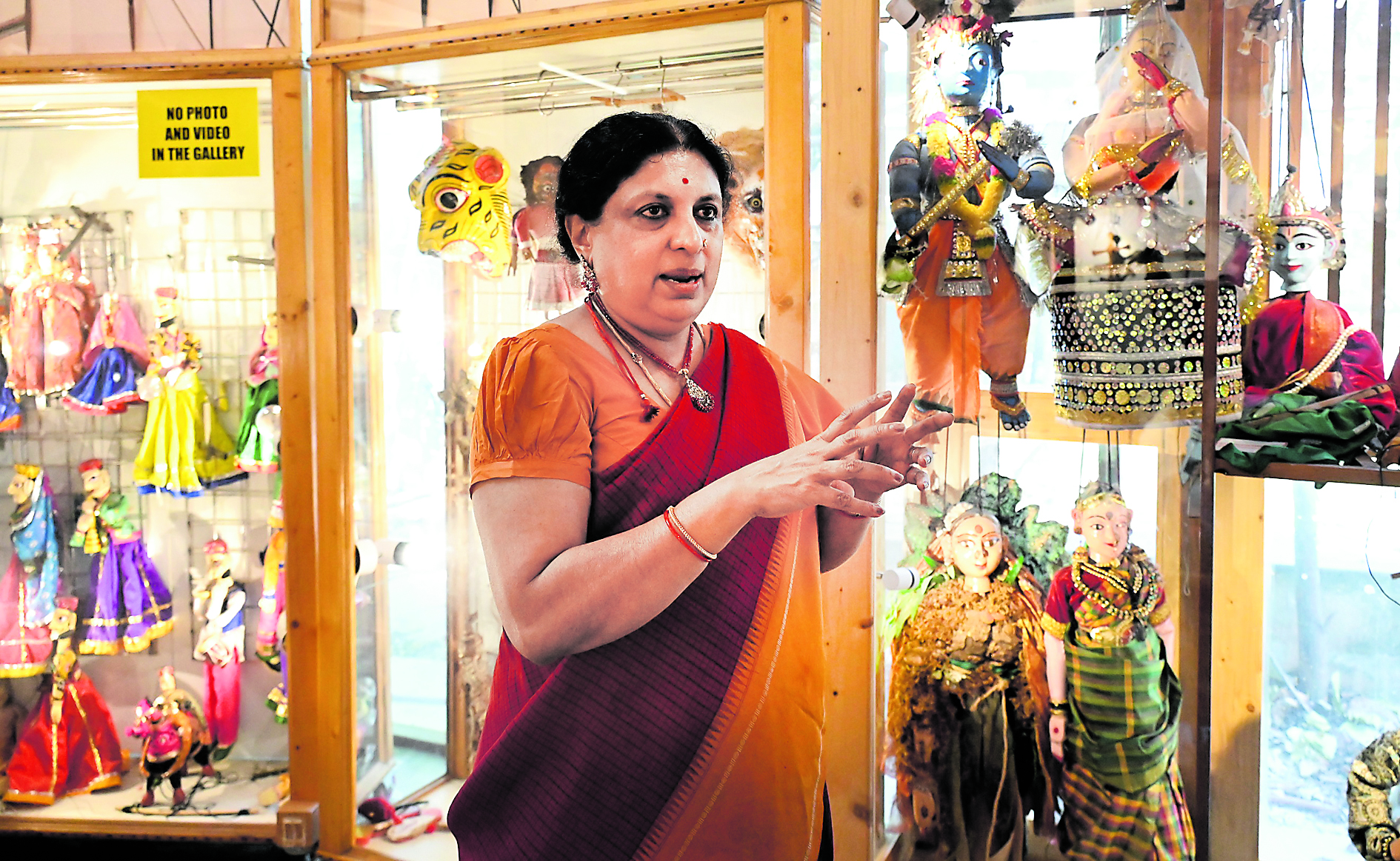 ಬೊಂಬೆಯಾಟಕ್ಕೆ ಸಜ್ಜಾಗಿರುವ ಬೊಂಬೆಗಳನ್ನು ತೋರಿಸುತ್ತಿರುವ ಅನುಪಮ. ಚಿತ್ರಗಳು: ಕಿಶೋರ್ ಕುಮಾರ್ ಬೋಳಾರ್