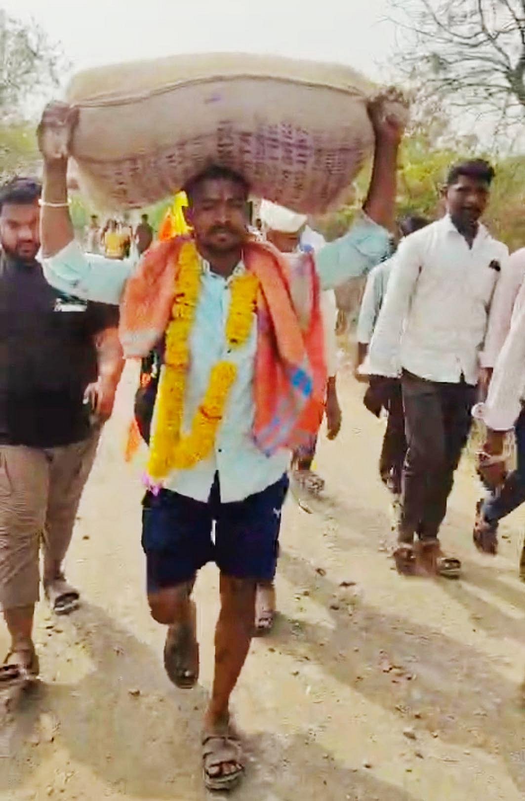 ಸಿಂದಗಿ: 55 ಕೆ.ಜಿ ಗೋಧಿ ಮೂಟೆ ಹೊತ್ತು ಅಯೋಧ್ಯೆ ರಾಮಮಂದಿರಕ್ಕೆ ನಡಿಗೆ