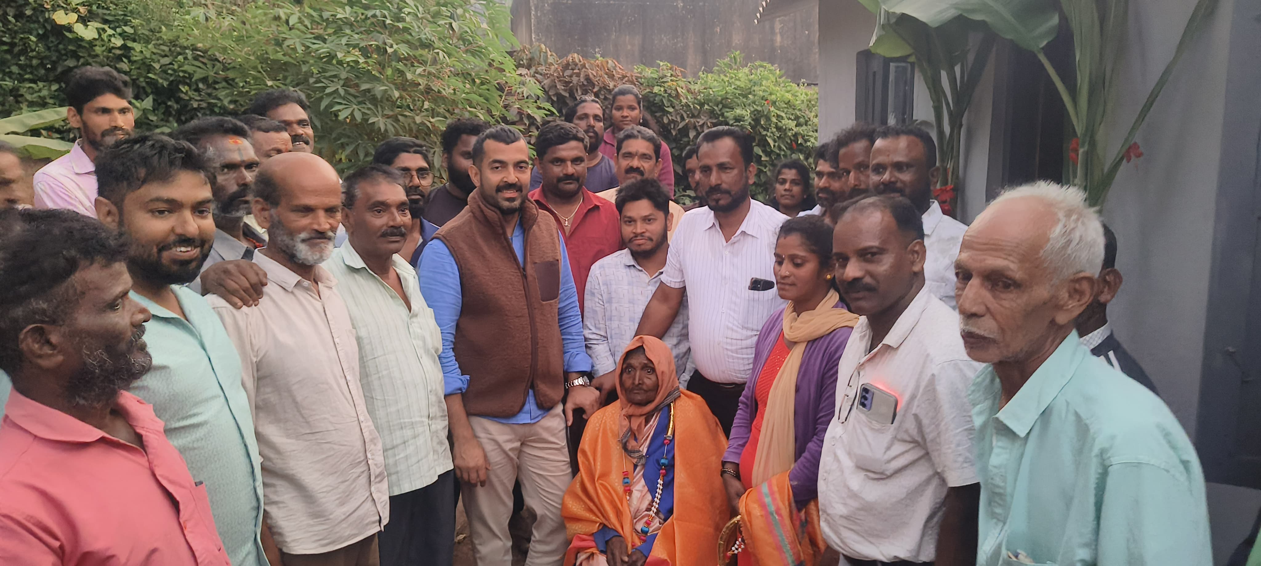 ಸುಂಟಿಕೊಪ್ಪ ಸಮೀಪದ ಹರದೂರು ಗ್ರಾಮ ಪಂಚಾಯಿತಿಯ ಮಲ್ಲಿಕಾರ್ಜುನ ಕಾಲೊನಿಯಲ್ಲಿ ವೃದ್ಧೆ ಬೈರಿಗೆ  ಸಮಾಜಸೇವಕ ಪಿ.ಎಂ. ಲತೀಫ್ ಅವರು ಕಟ್ಟಿಸಿಕೊಟ್ಟ ಮನೆಯನ್ನು ಶಾಸಕ ಡಾ. ಮಂತರ್ ಗೌಡ ಶುಕ್ರವಾರ ಹಸ್ತಾಂತರಿಸಿದರು.