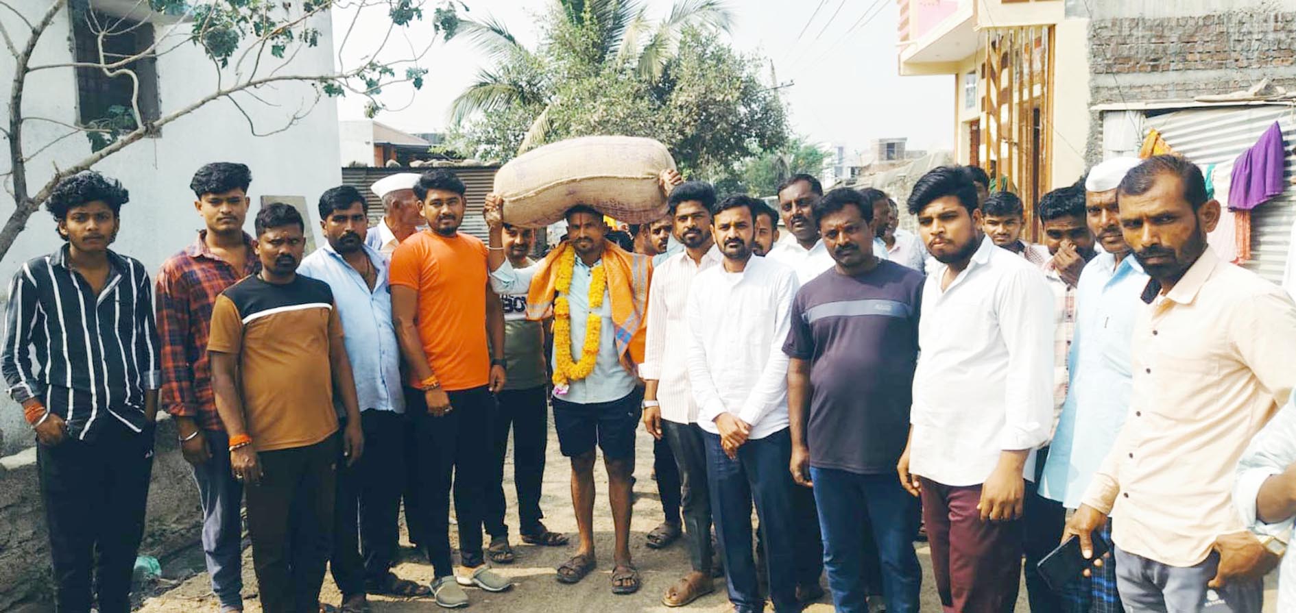 ಬಳಗಾನೂರ ಗ್ರಾಮದಿಂದ 55 ಕೆ.ಜಿ ತೂಕದ ಗೋದಿ ತುಂಬಿದ ಮೂಟೆ ಹೊತ್ತು ಅಯೋಧ್ಯೆಗೆ ಕಾಲ್ನಡಿಗೆ ಪಾದಯಾತ್ರೆ ಹೊರಟ ಯುವಕ ಕೇದಾರಲಿಂಗ ಕುಂಬಾರ ಅವರಿಗೆ ಶನಿವಾರ ಯುವಕರು ಬೀಳ್ಕೊಟ್ಟರು.