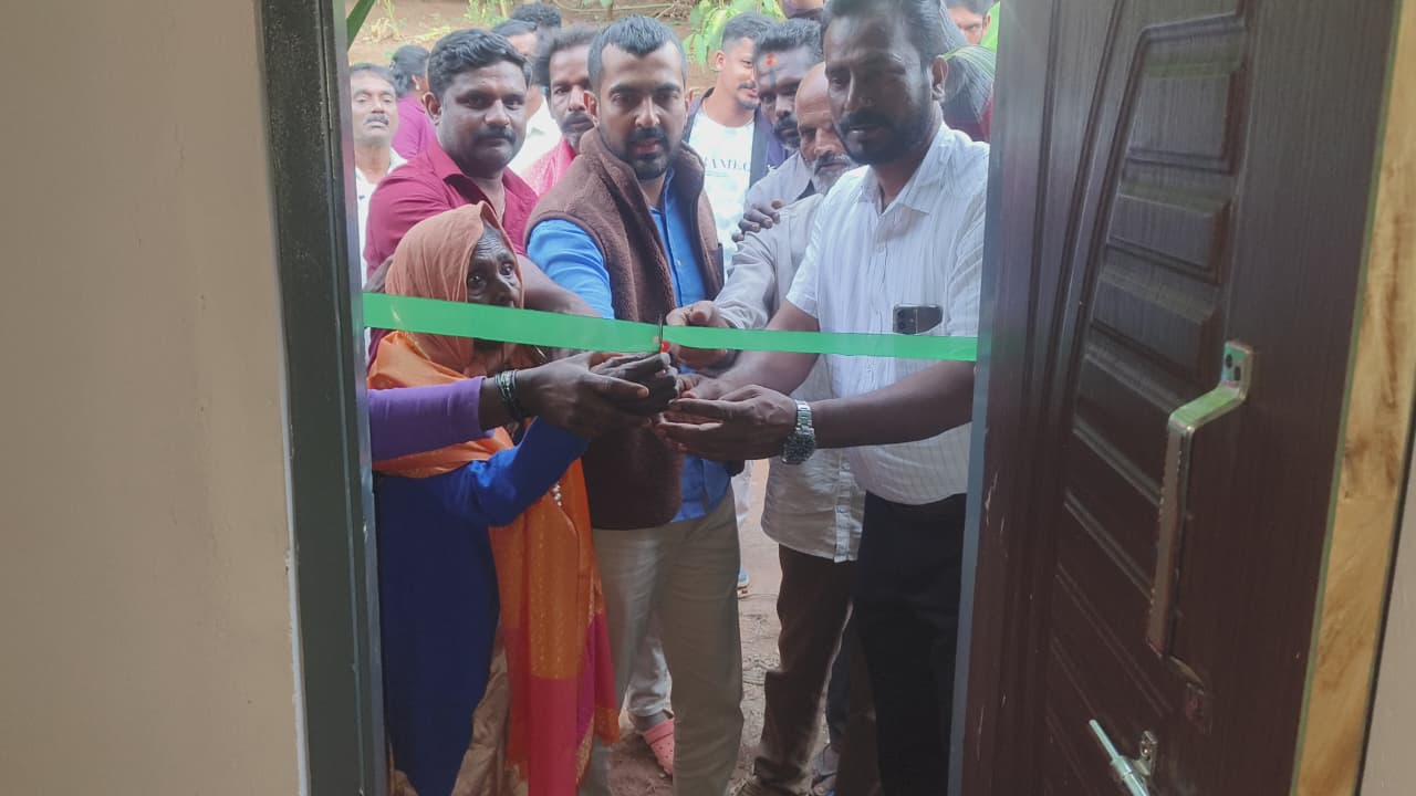 ಸುಂಟಿಕೊಪ್ಪ ಸಮೀಪದ ಹರದೂರು ಗ್ರಾಮ ಪಂಚಾಯಿತಿಗೆ ಸೇರಿದ ಮಲ್ಲಿಕಾರ್ಜುನ ಕಾಲೋನಿಯಲ್ಲಿ ಸಂಕಷ್ಟ ಸ್ಥಿತಿಯಲ್ಲಿ ಬದುಕು ಸಾಗಿಸುತ್ತಿದ್ದ ವೃದ್ಧೆ ಬೈರಿಗೆ ಜಿಲ್ಲಾ ಪಂಚಾಯಿತಿ ಮಾಜಿ ಸದಸ್ಯ ಹಾಗೂ ಸುಂಟಿಕೊಪ್ಪದ ಸಮಾಜಸೇವಕ ಪಿ.ಎಂ .ಲತೀಫ್ ಅವರು ಕಟ್ಟಿಸಿಕೊಟ್ಟ ಮನೆಯನ್ನು ಶಾಸಕ ಡಾ. ಮಂತರ್ ಗೌಡ ಉದ್ಘಾಟಿಸಿದರು.