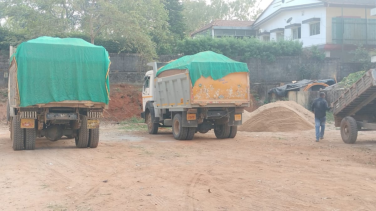 ಹಾಸನ| ಅಕ್ರಮ ಮರಳು ಸಾಗಣೆ: 2 ಟಿಪ್ಪರ್ ವಶಕ್ಕೆ