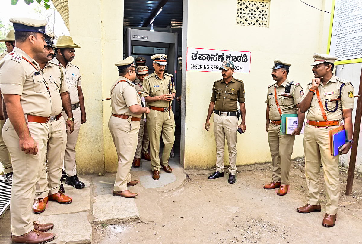 ಕಲಬುರಗಿ | ನಾಲ್ಕು ತಾಸು ಕಾರಾಗೃಹ ತಪಾಸಣೆ