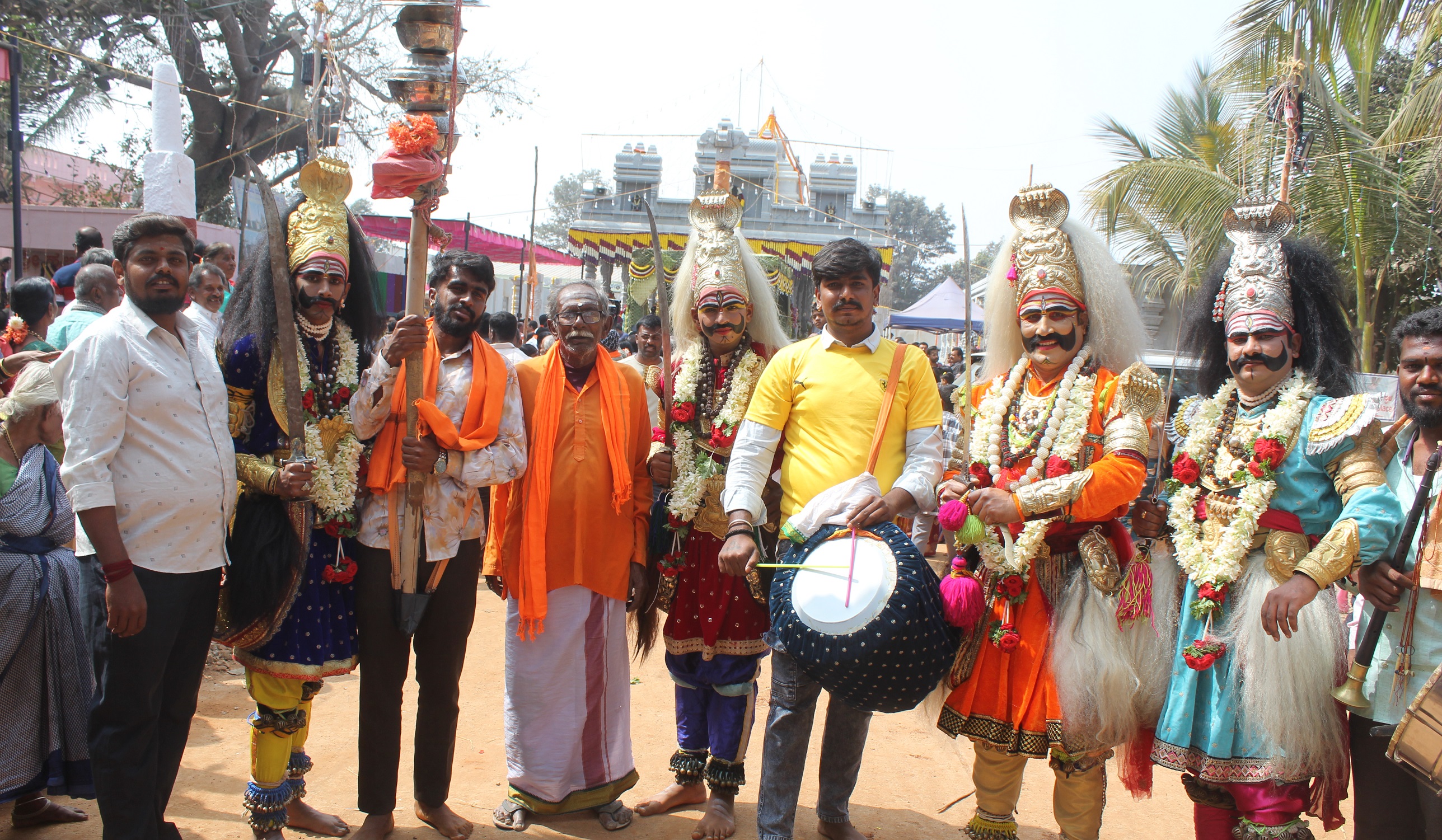 ಆನೇಕಲ್ ತಾಲ್ಲೂಕಿನ ಹೆನ್ನಾಗರ ಯಲ್ಲಮ್ಮ ದೇವಿ ದೇವಾಲಯದಲ್ಲಿ ದೇವಿಯ ರಥೋತ್ಸವದಲ್ಲಿ ಪಾಲ್ಗೊಂಡಿದ್ದ ವೀರಗಾಸೆ ಕಲಾವಿದರು