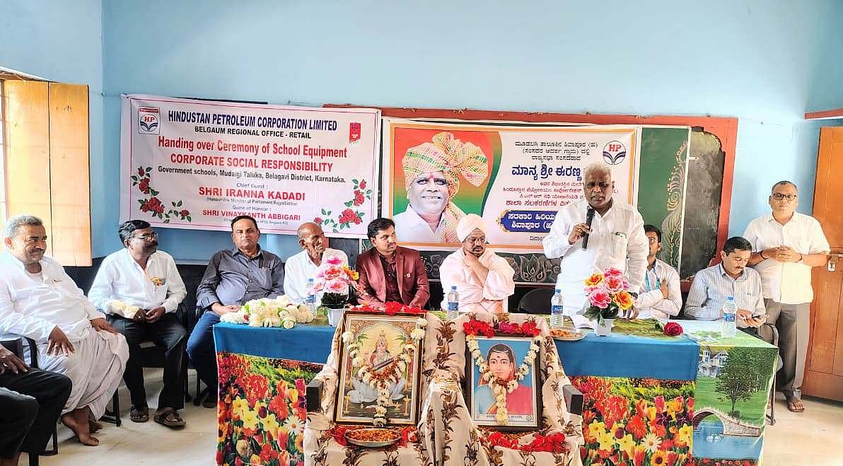 ಮೂಡಲಗಿ| ₹ 19 ಲಕ್ಷ ಮೌಲ್ಯದ ಪೀಠೋಪರಣ ವಿತರಣೆ: ರಾಜ್ಯಸಭಾ ಸದಸ್ಯ ಈರಣ್ಣ ಕಡಾಡಿ