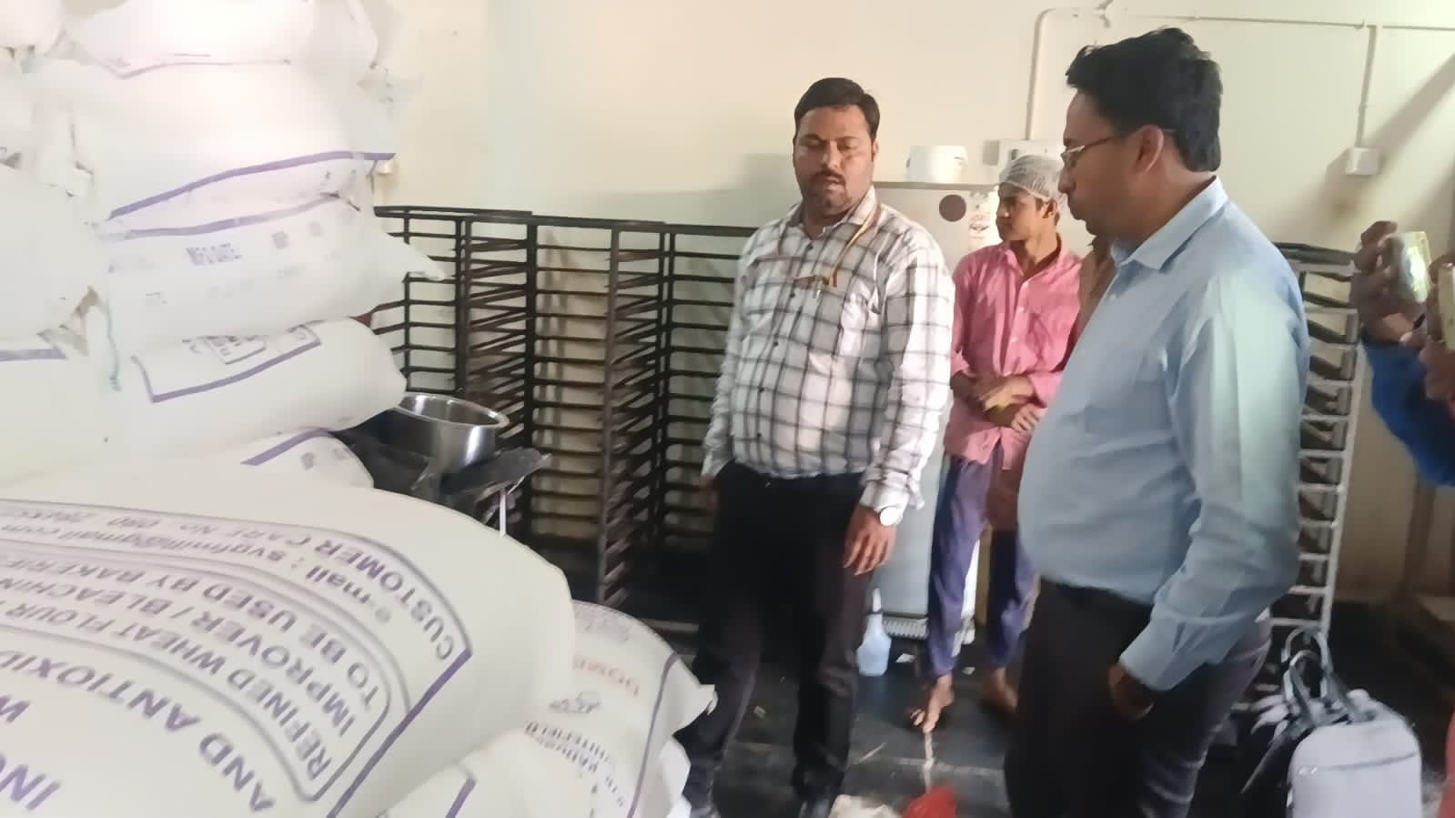 ಇಳಕಲ್ ನಲ್ಲಿ ಶುಕ್ರವಾರದಂದು ತಹಶೀಲ್ದಾರ್ ಅಮರೇಶ ಪಮ್ಮಾರ ಬೇಕರಿ ಹೋಟೆಲ್ ಗಳಿಗೆ ಧಿಡೀರ್ ಭೇಟಿ ನೀಡಿ ಆಹಾರ ಗುಣಮಟ್ಟ ಪರಿಶೀಲಿಸಿದರು.