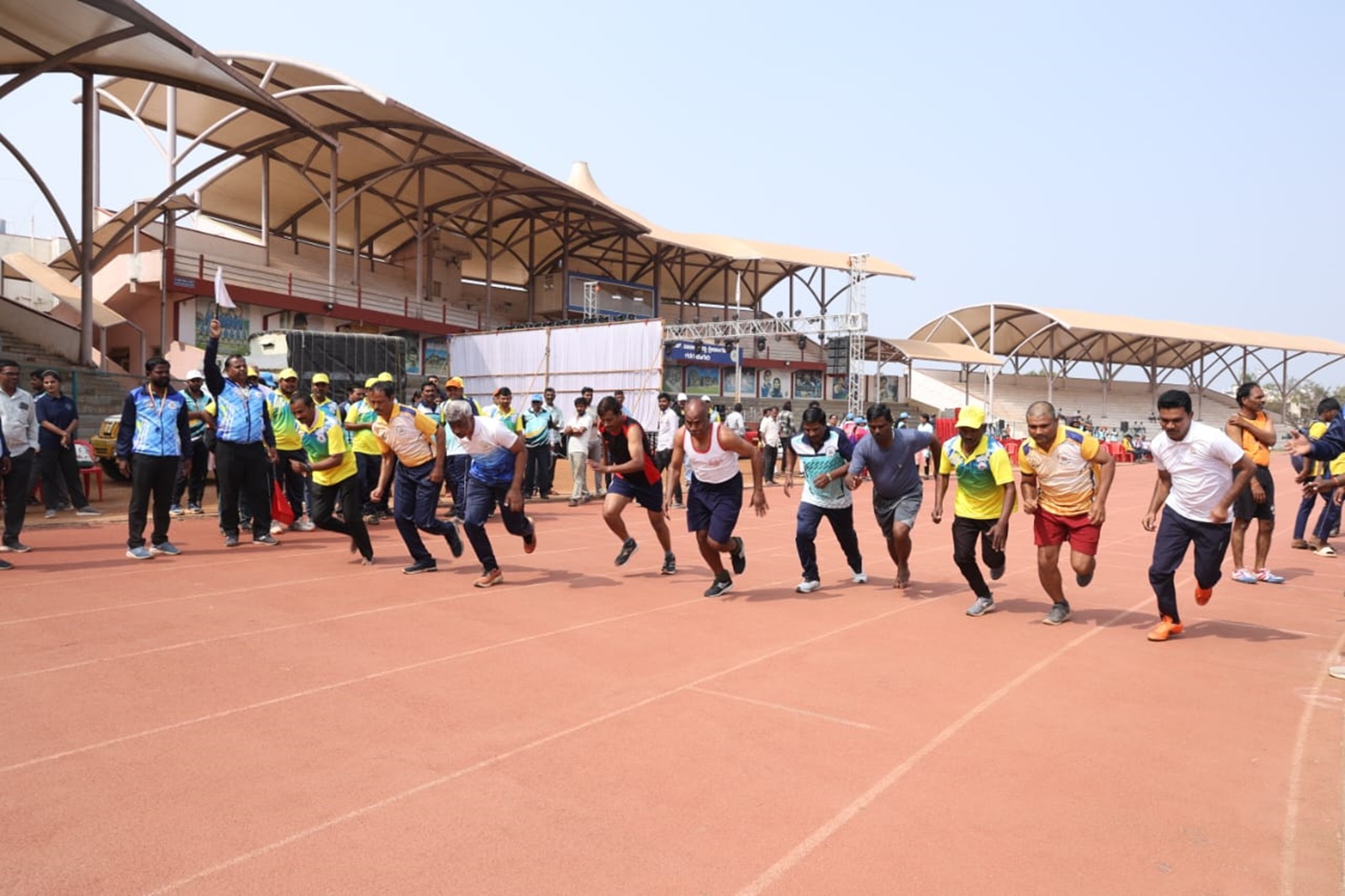 ಕ್ರೀಡಾಕೂಟದಲ್ಲಿ ಉತ್ಸಾಹದಿಂದ ಭಾಗವಹಿಸಿದ ಸರ್ಕಾರಿ ನೌಕರರು