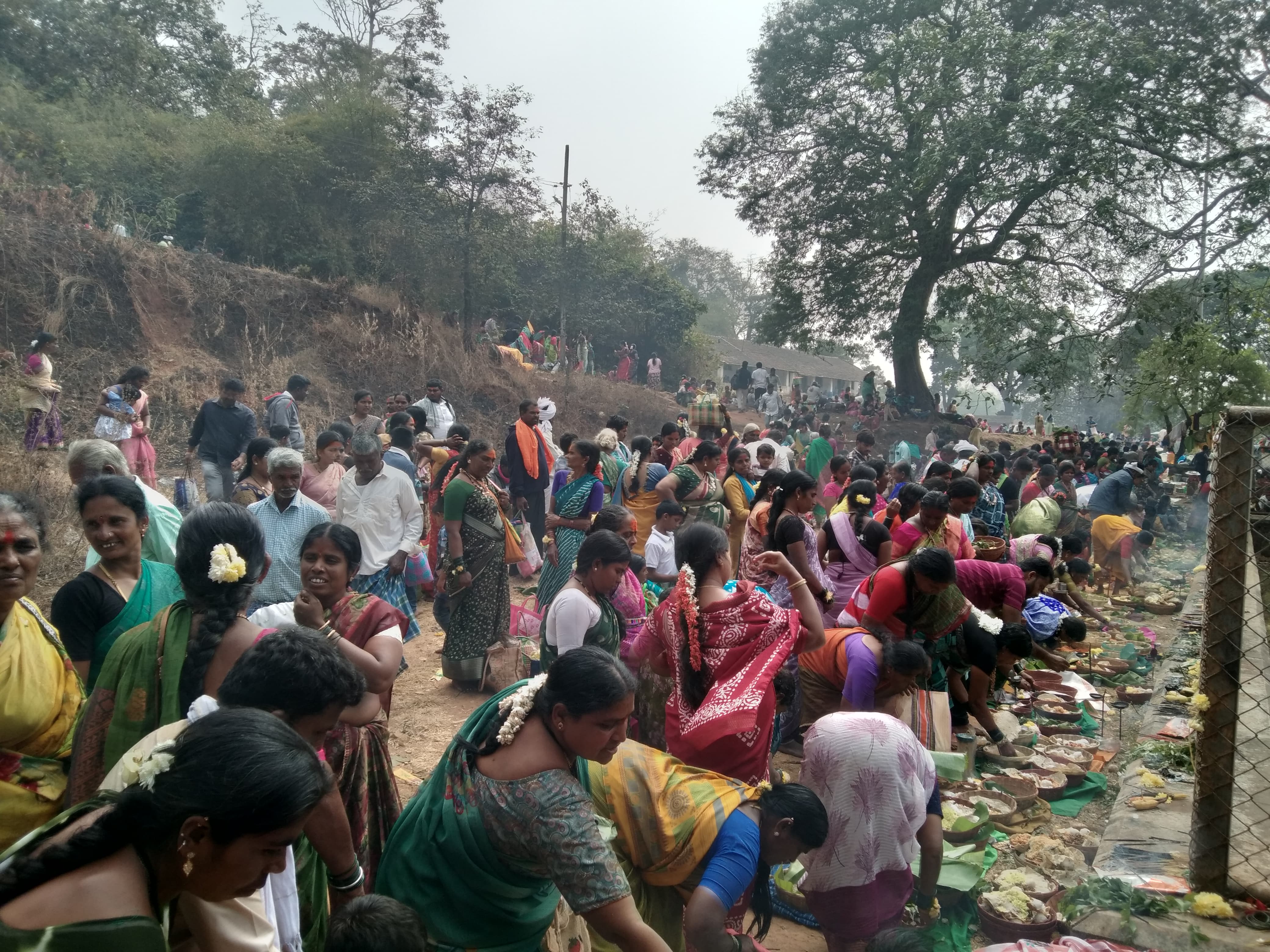 ಸೊರಬ ತಾಲ್ಲೂಕಿ‌ನ ಚಂದ್ರಗುತ್ತಿಯಲ್ಲಿ ಬನದ ಹುಣ್ಣಿಮೆ ನಿಮಿತ್ತ ಮಹಿಳೆಯರು ರೇಣುಕಾಂಬಾ ದೇವಿಗೆ ಪಡ್ಲಿಗೆ ಸಮರ್ಪಿಸಿದರು