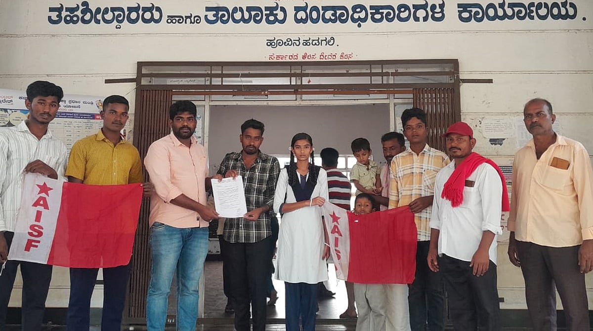 ಹೂವಿನಹಡಗಲಿ | ಸರ್ಕಾರಿ ಶಾಲೆಗಳ ವಿಲೀನ ತೀರ್ಮಾನ ಬೇಡ: ಎಐಎಸ್ಎಫ್ ಆಗ್ರಹ