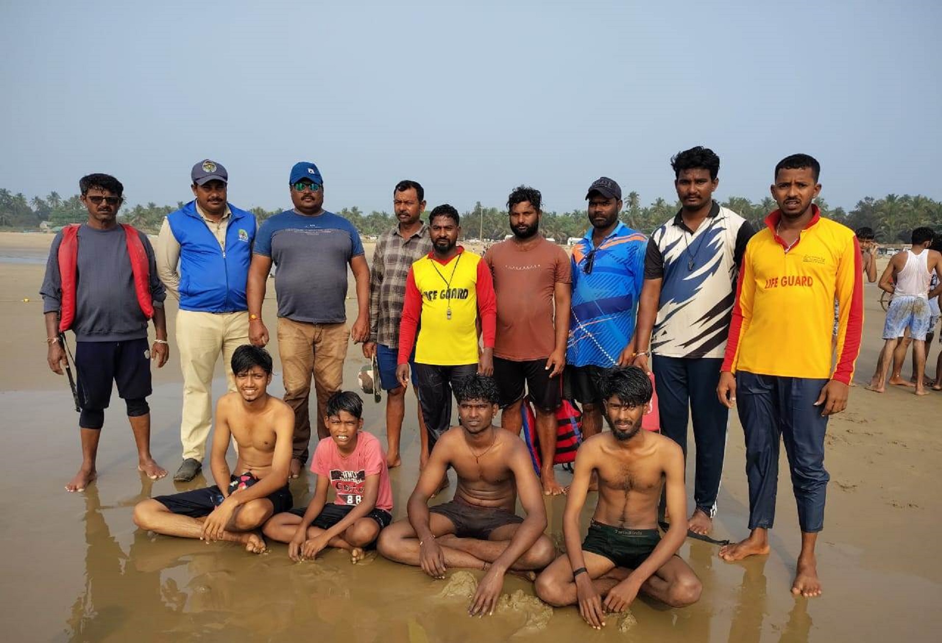 ಗೋಕರ್ಣದ ಮೇನ್ ಬೀಚಿನಲ್ಲಿ ಸಮುದ್ರದ ನೀರಿನಲ್ಲಿ ಮುಳುಗುತ್ತಿದ್ದು ರಕ್ಷಿಸಲ್ಪಟ್ಟ ಚಿತ್ರದುರ್ಗ ಮೂಲದ ನಾಲ್ವರು ಪ್ರವಾಸಿಗರು  ಮತ್ತು ರಕ್ಷಿಸಿದ ಸಿಬ್ಬಂದಿ.