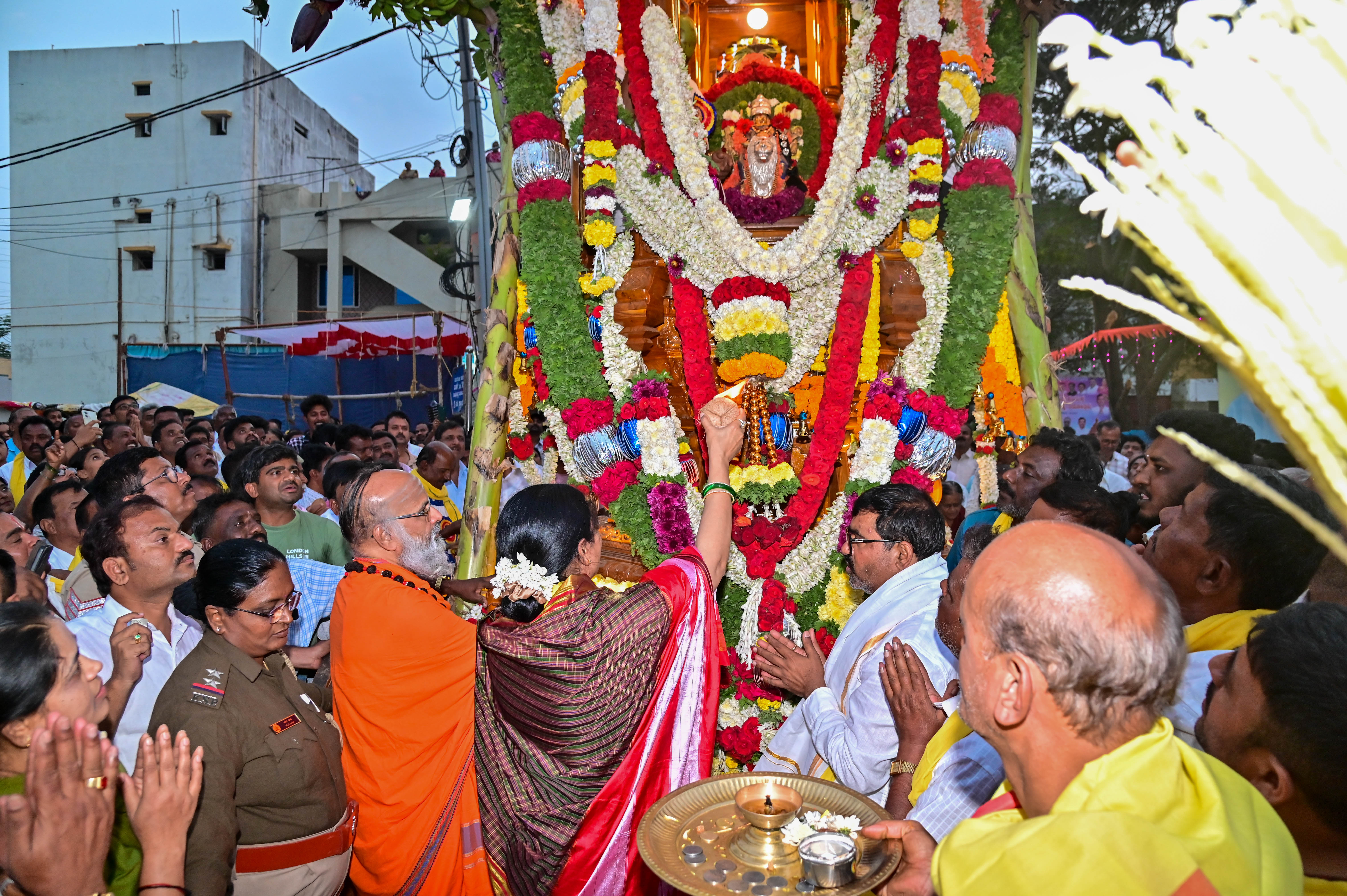 ಬನಶಂಕರಿ ದೇವಿಯ ಪ್ರಥಮ ರಥೋತ್ಸವಕ್ಕೆ ಸಂಸದೆ ಡಾ. ಪ್ರಭಾ ಮಲ್ಲಿಕಾರ್ಜುನ್ ಹಾಗೂ ಓಂಕಾರ ಶಿವಾಚಾರ್ಯ ಸ್ವಾಮೀಜಿ ಪೂಜೆ ಸಲ್ಲಿಸಿದರು 